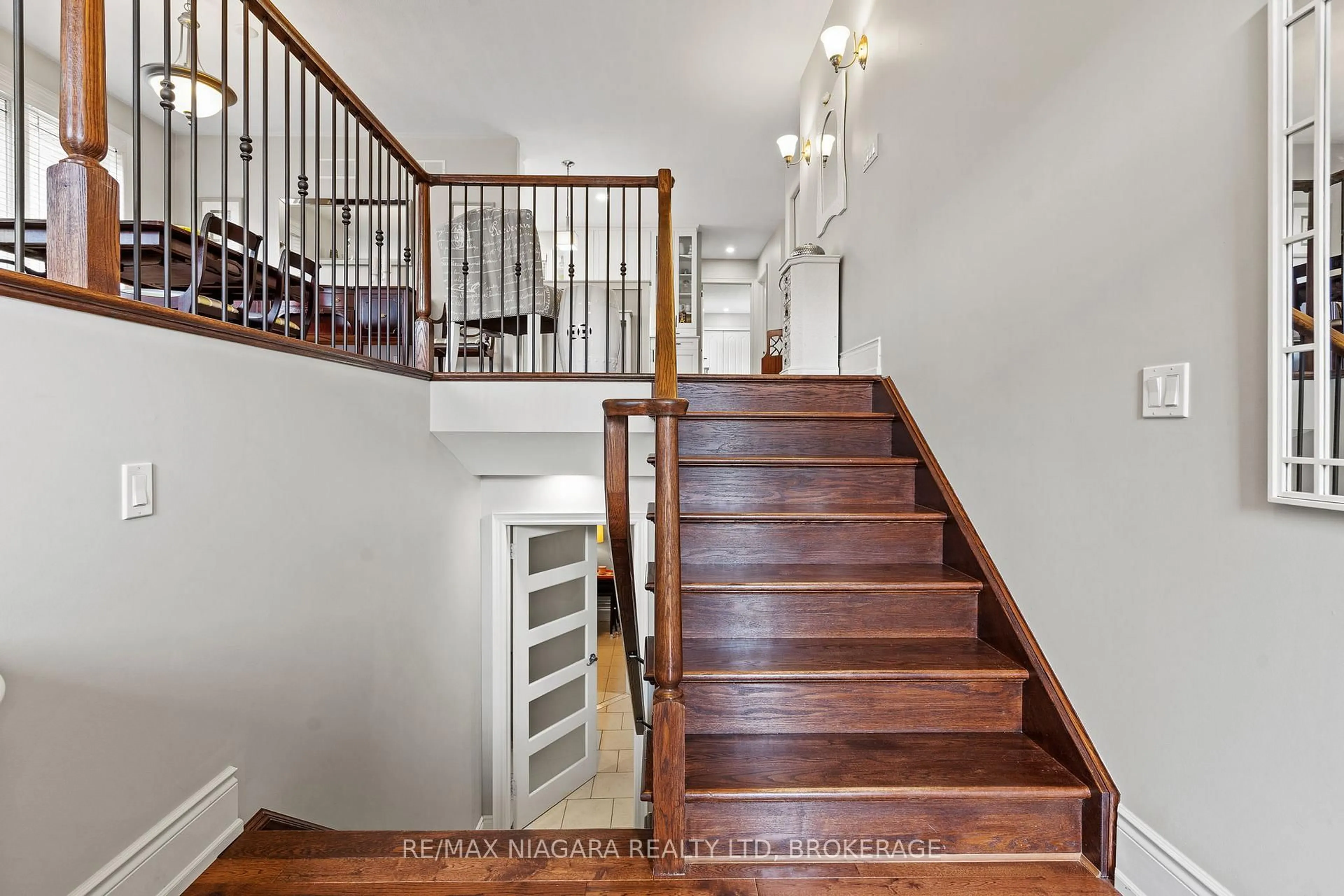 Stairs for 31 Hillcrest Rd, Port Colborne Ontario L3K 6B4