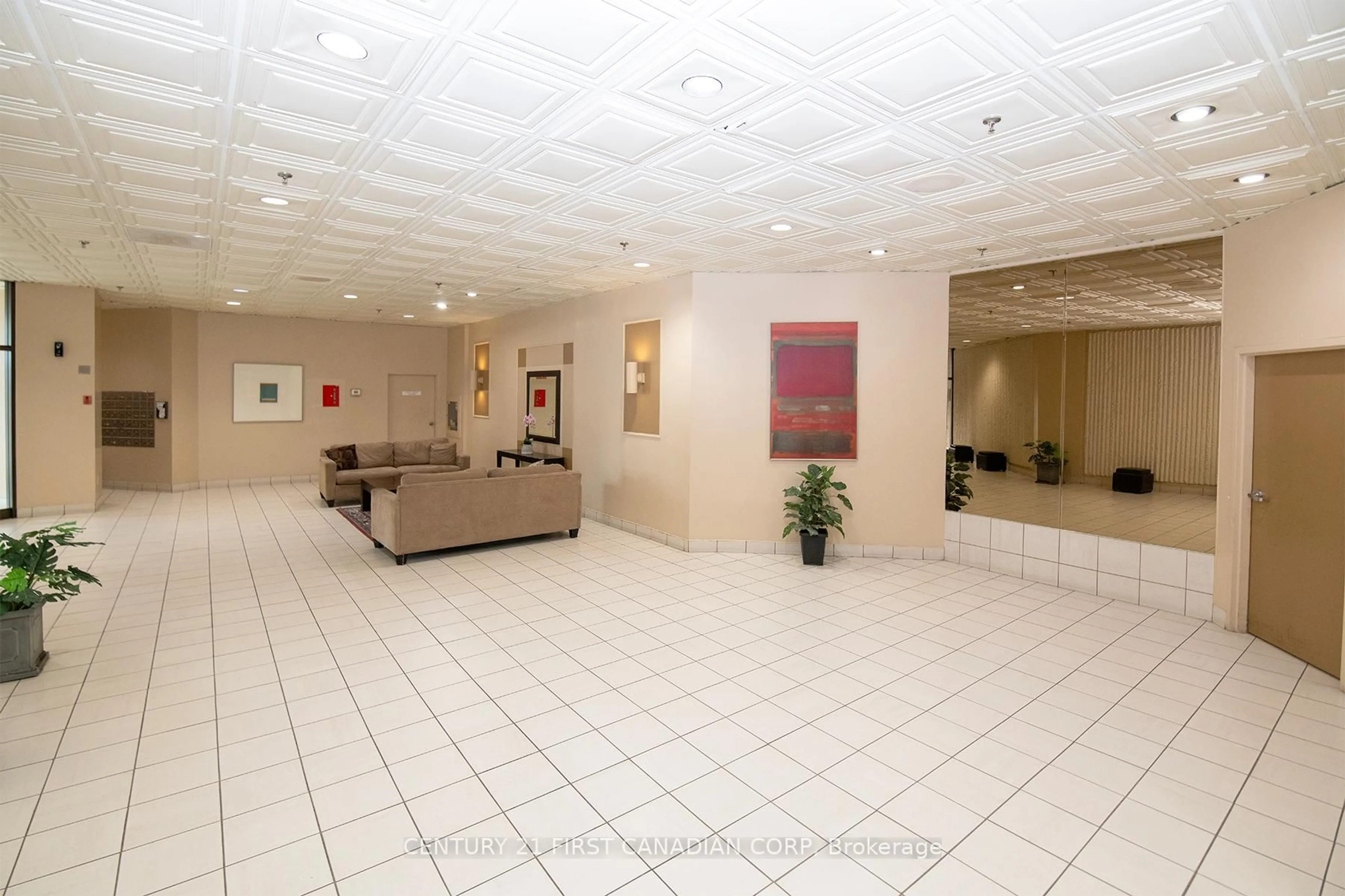 Lobby for 380 King St #1505, London East Ontario N6B 3L6