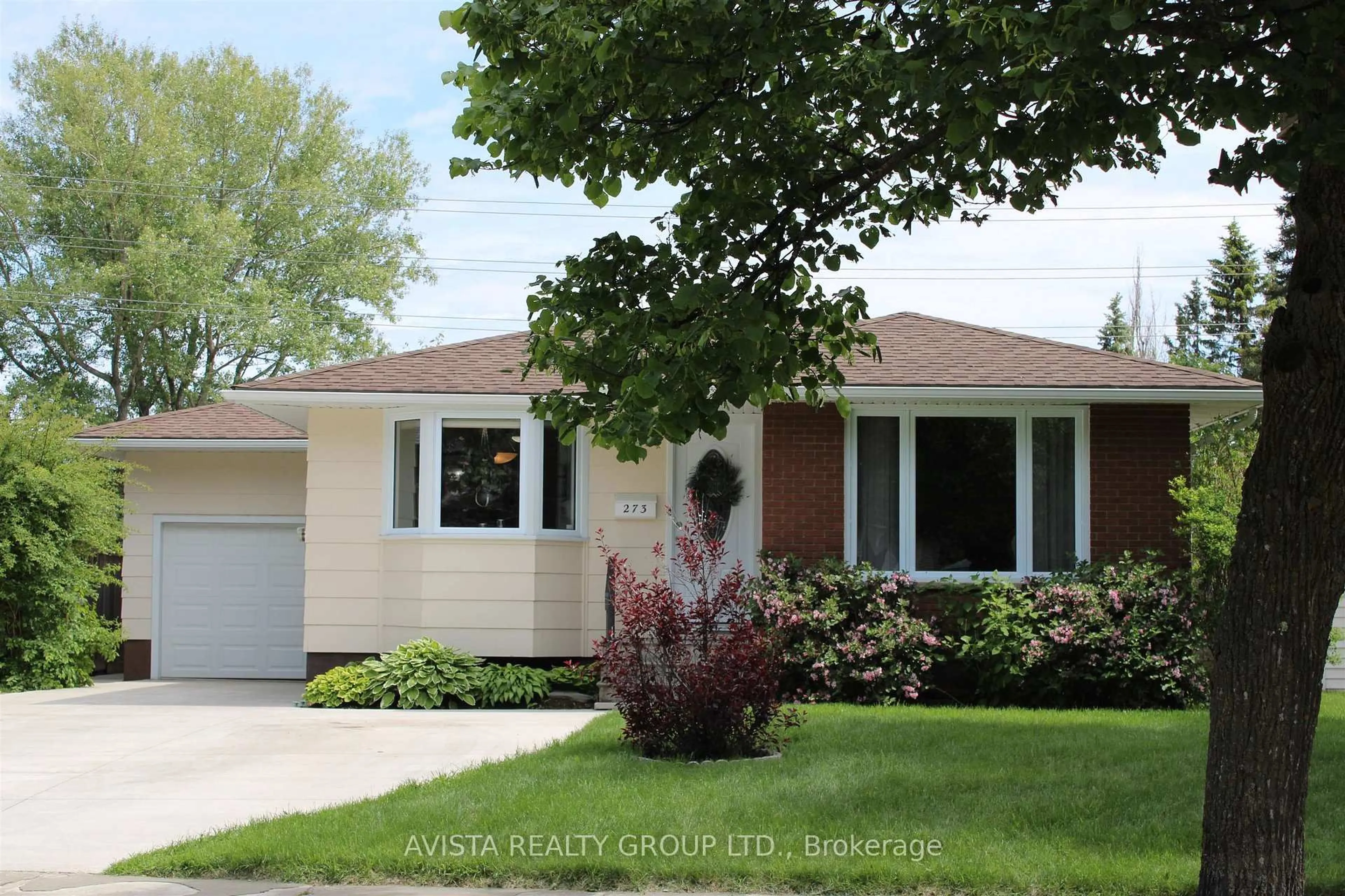 Home with vinyl exterior material, street for 273 Fairbank PL, Thunder Bay Ontario P7B 5M3
