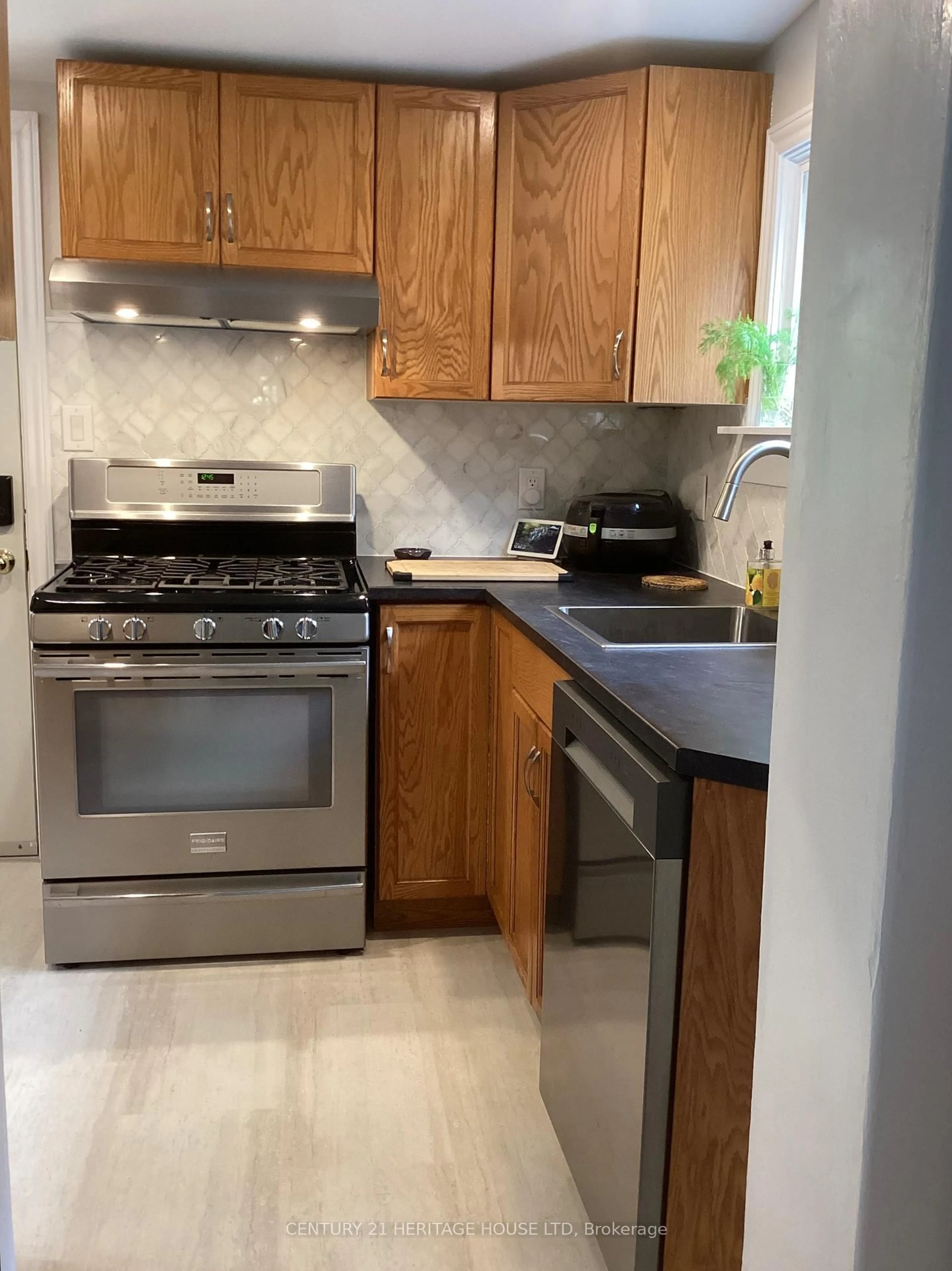 Standard kitchen, ceramic/tile floor for 43 Hemlock St, St. Thomas Ontario N5R 1X7