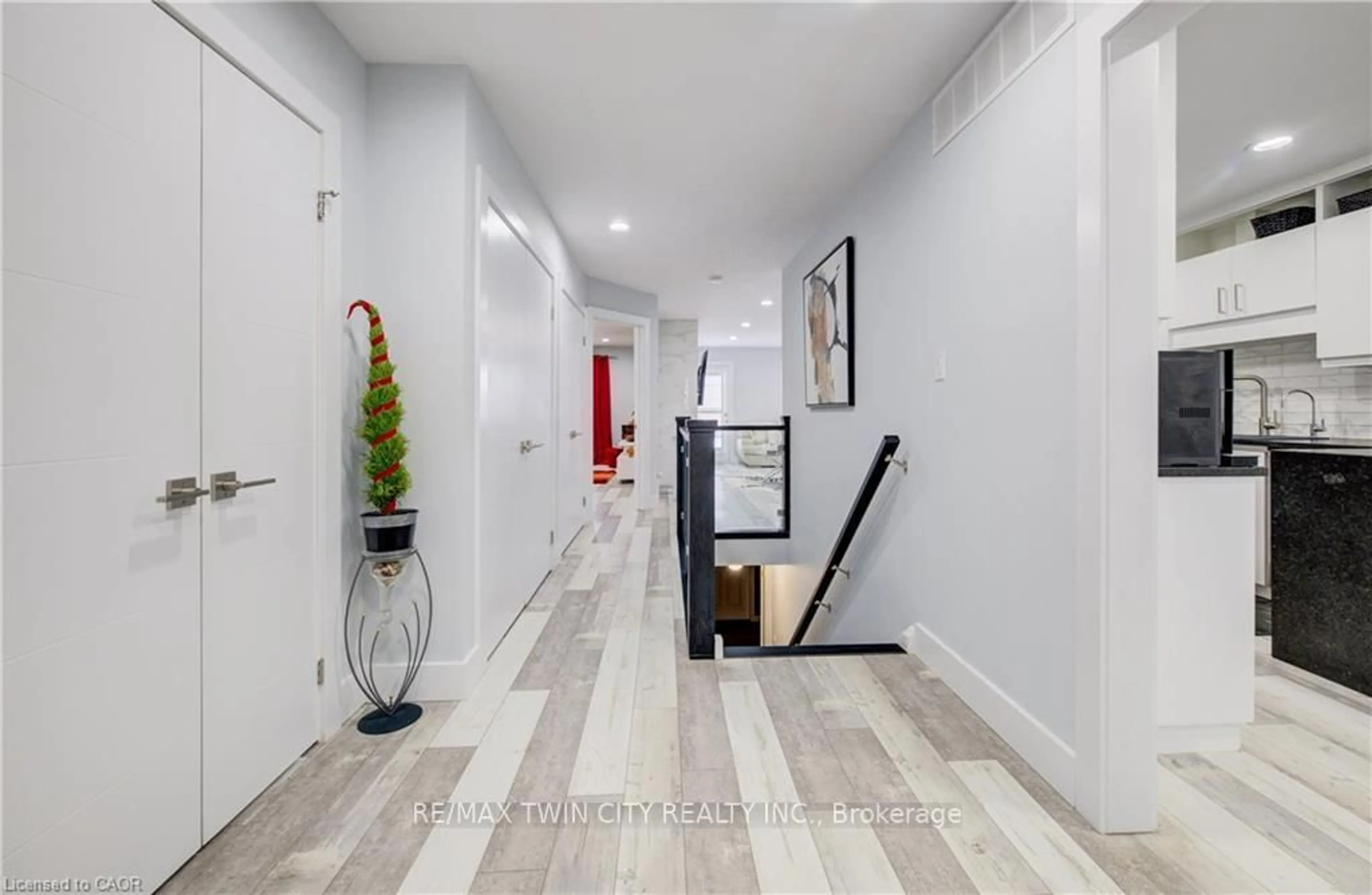 Indoor foyer for 10 ISHERWOOD Ave #18, Cambridge Ontario N1R 8L5