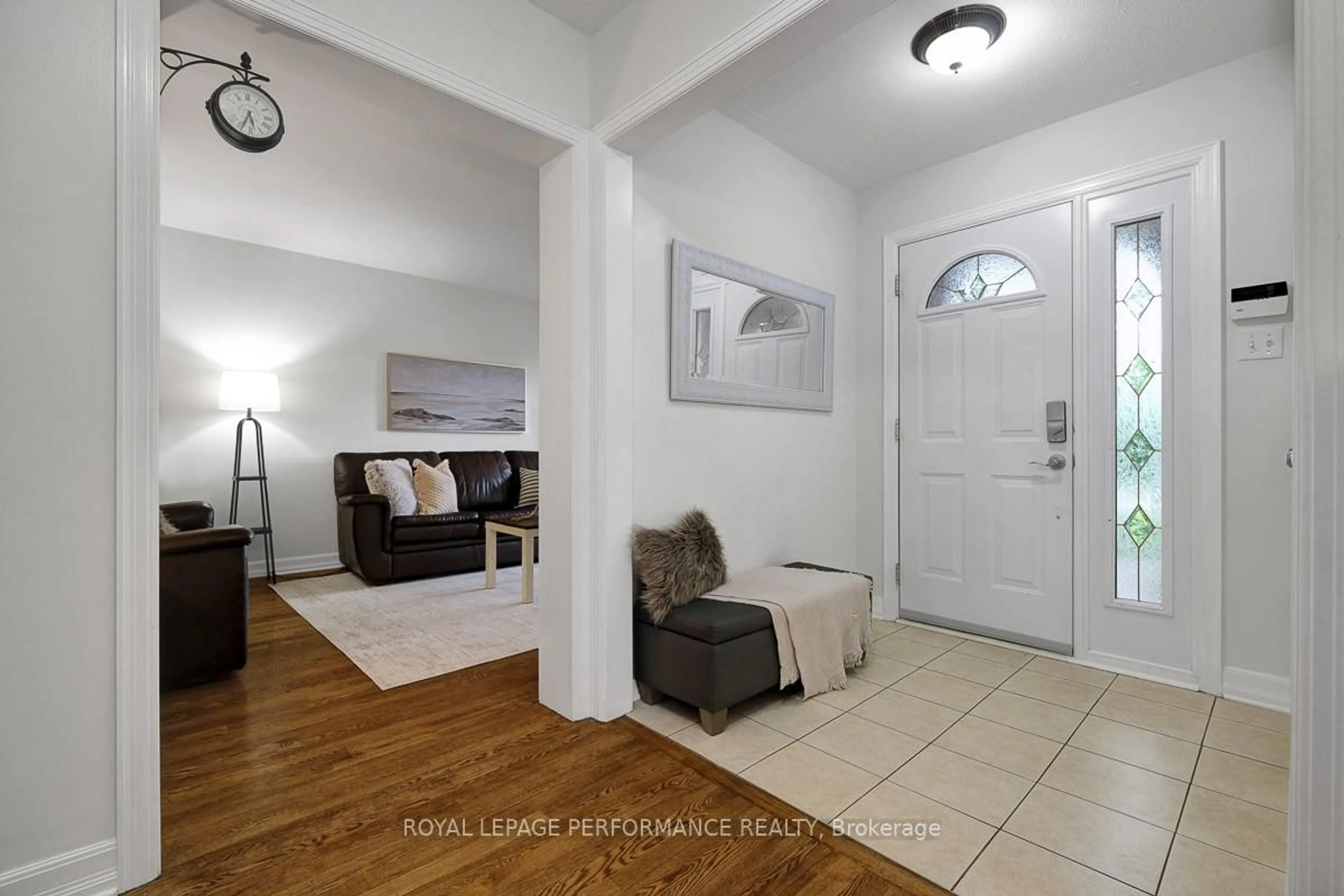 Indoor entryway for 1595 Champneuf Dr, Orleans Ontario K1C 6B6
