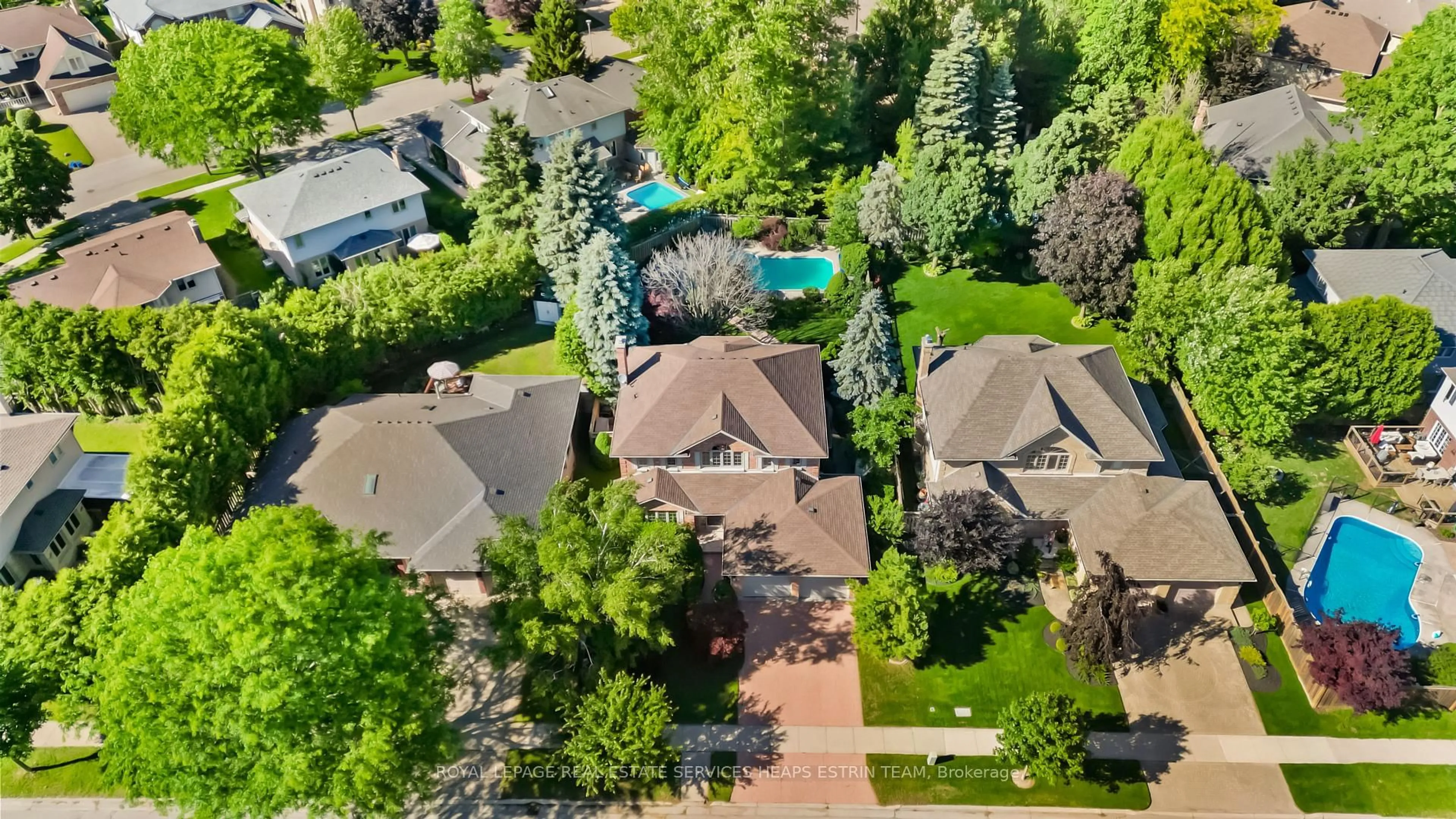 A pic from outside/outdoor area/front of a property/back of a property/a pic from drone, street for 122 Sunnyside Dr, London North Ontario N5X 3N4