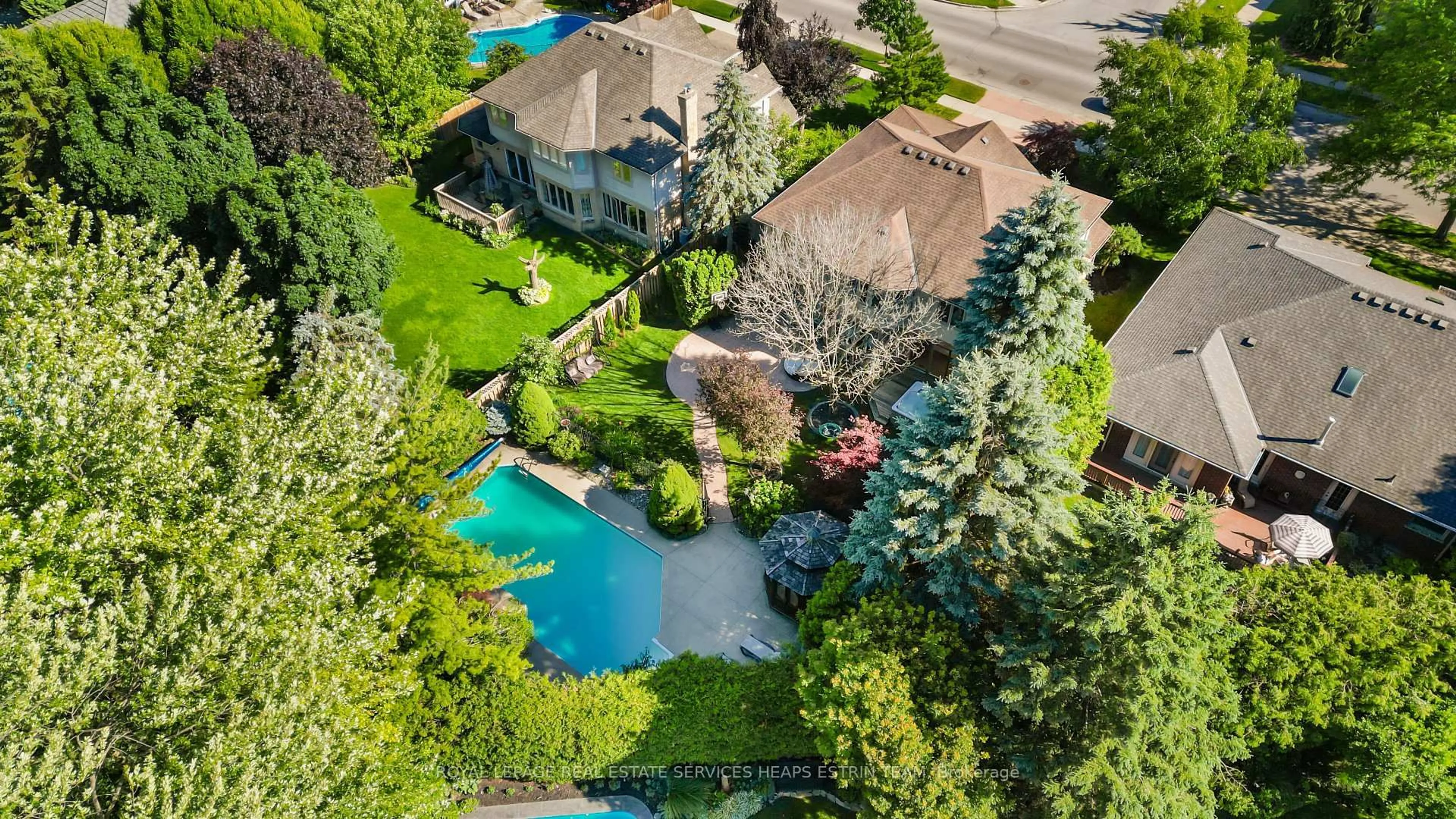 A pic from outside/outdoor area/front of a property/back of a property/a pic from drone, street for 122 Sunnyside Dr, London North Ontario N5X 3N4