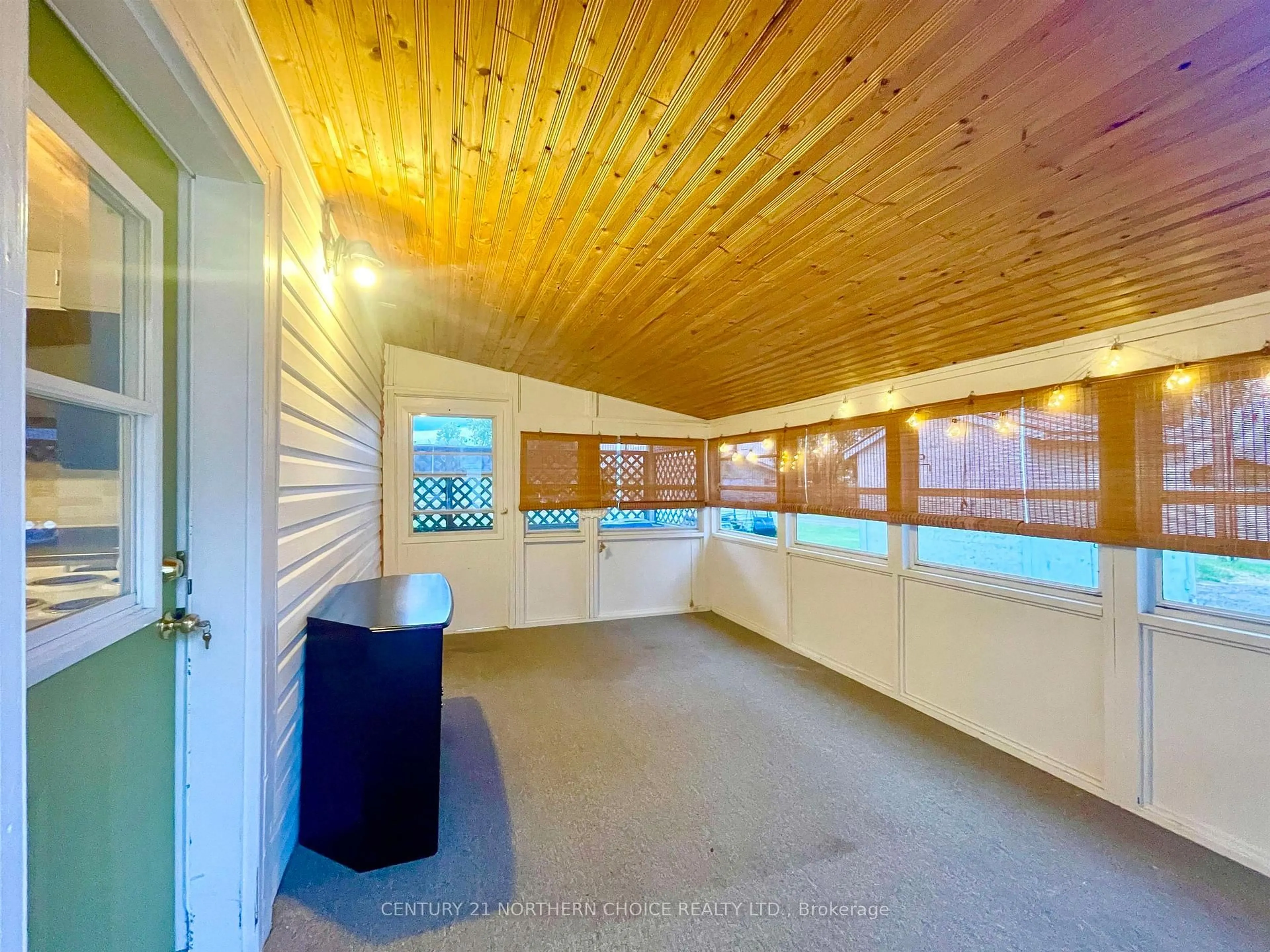 Indoor foyer for 25 Casimir Ave, Dryden Ontario P8N 2G3