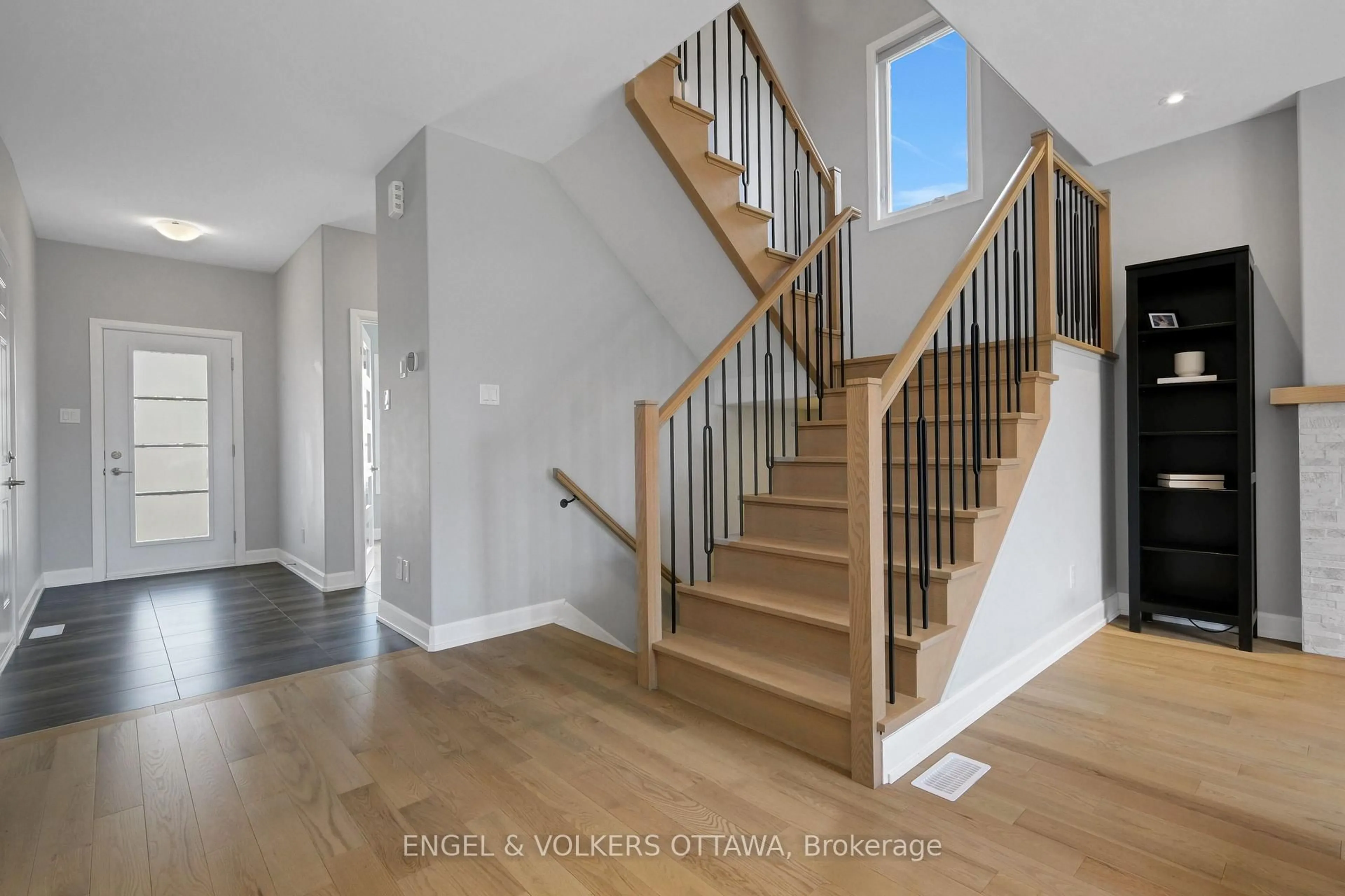 Unknown for 325 Moonlight Dr, Russell Ontario K4R 0L1