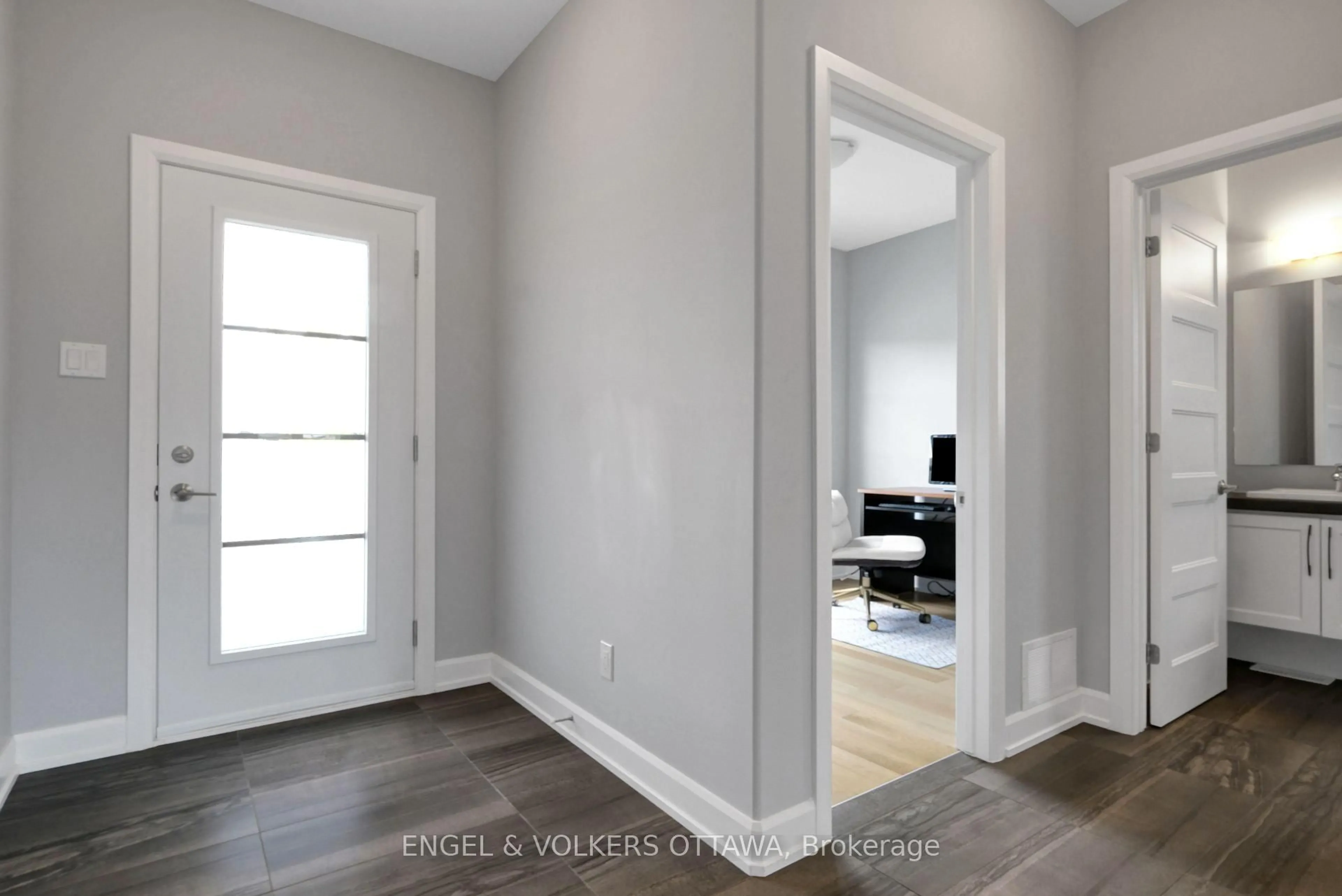 Indoor entryway for 325 Moonlight Dr, Russell Ontario K4R 0L1
