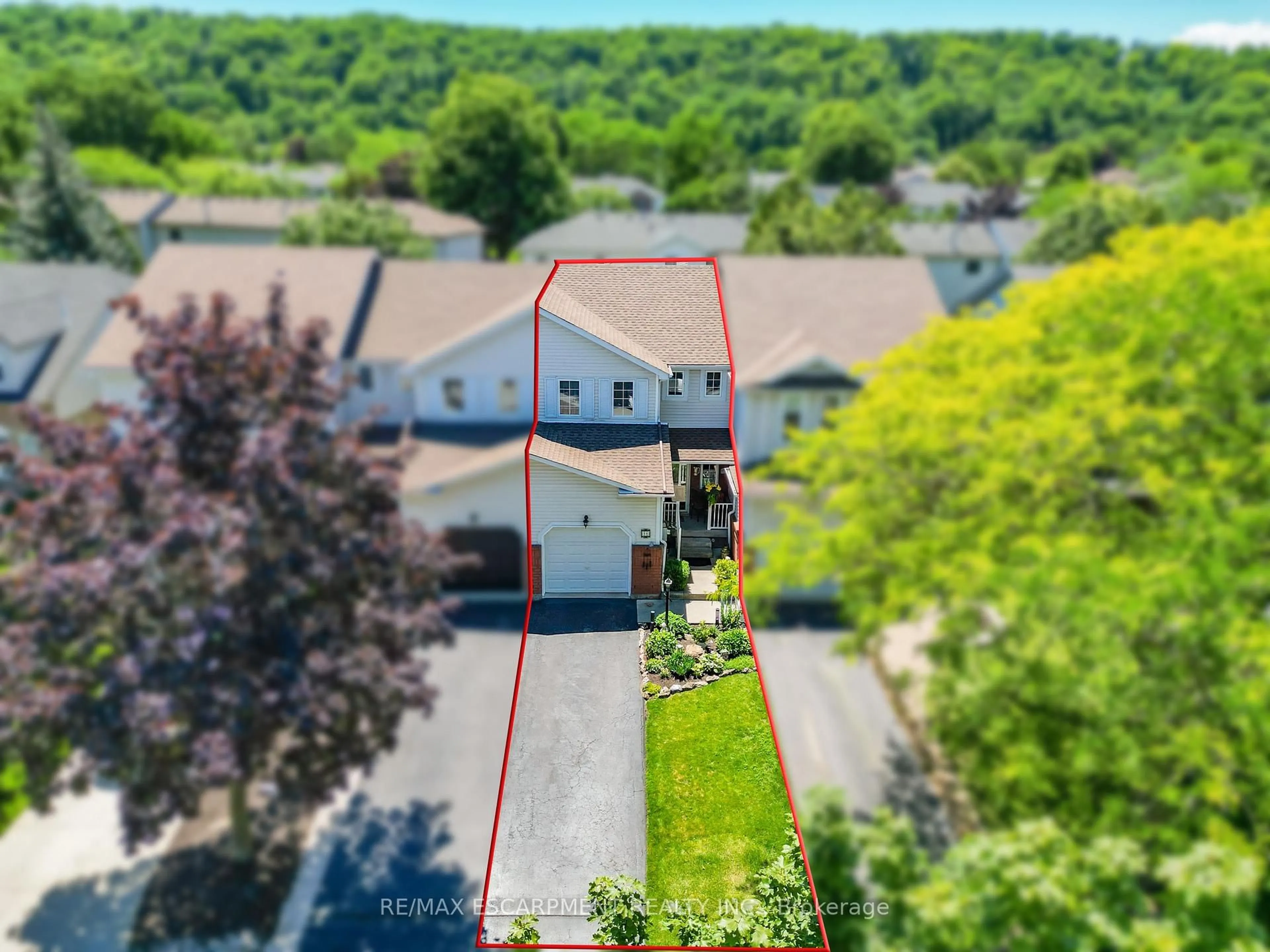 A pic from outside/outdoor area/front of a property/back of a property/a pic from drone, city buildings view from balcony for 16 Walker Crt, Grimsby Ontario L3M 5J5