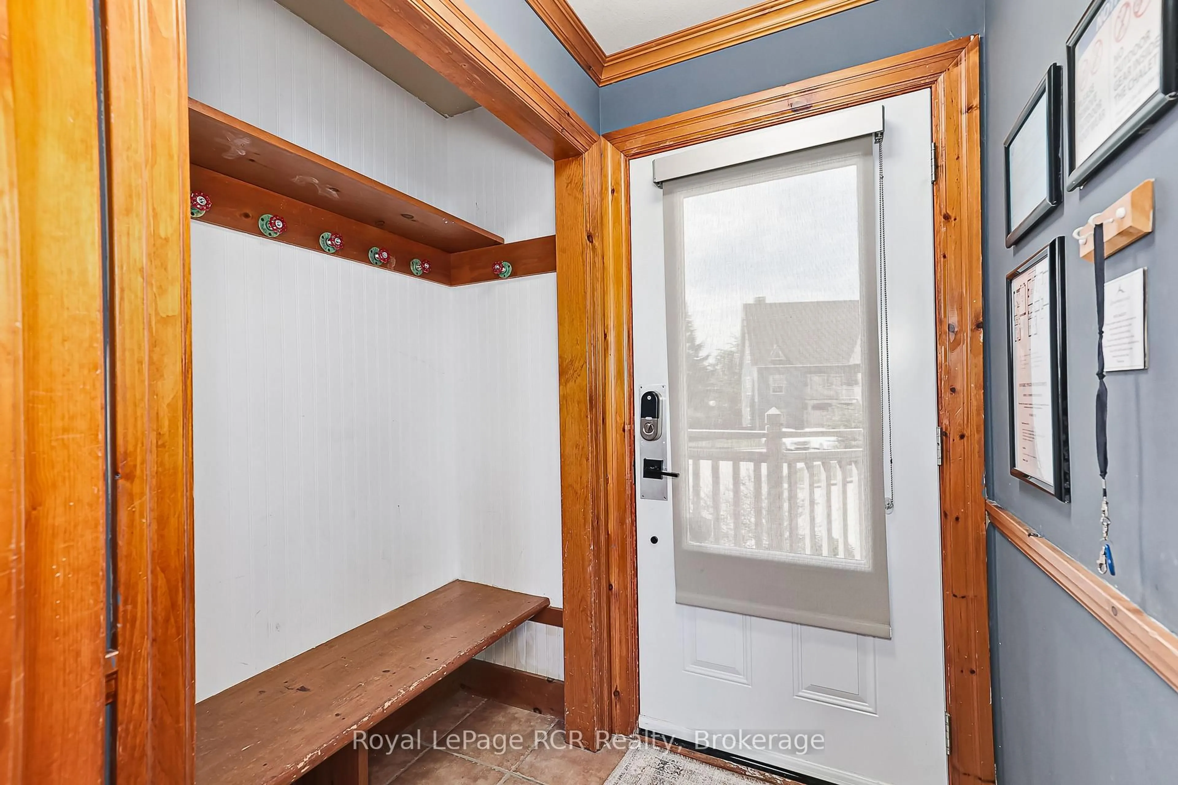 Indoor entryway for 184 Snowbridge Way #211, Blue Mountains Ontario L9Y 0V1