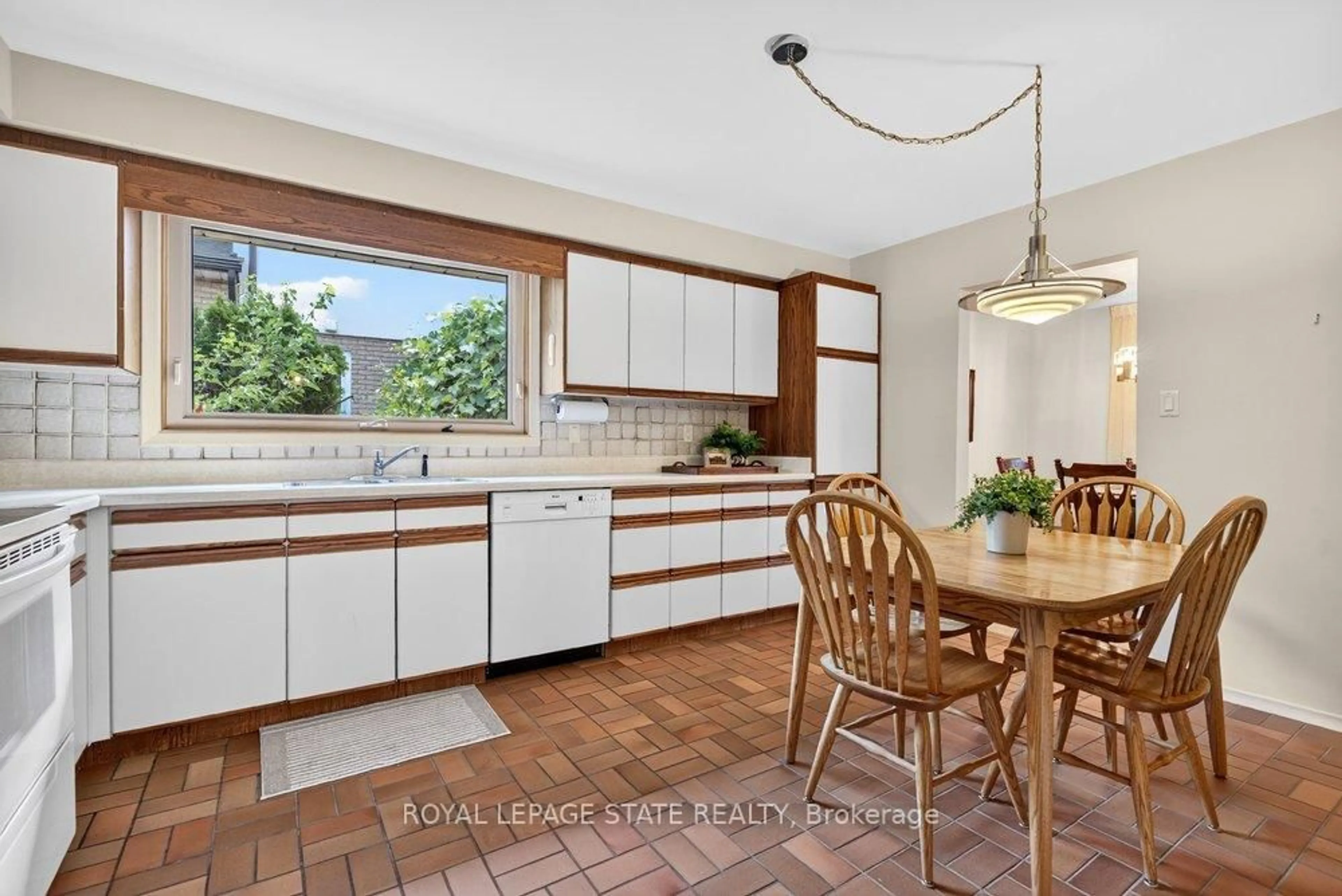 Open concept kitchen, ceramic/tile floor for 36 Gray Rd, Hamilton Ontario L8G 2X5