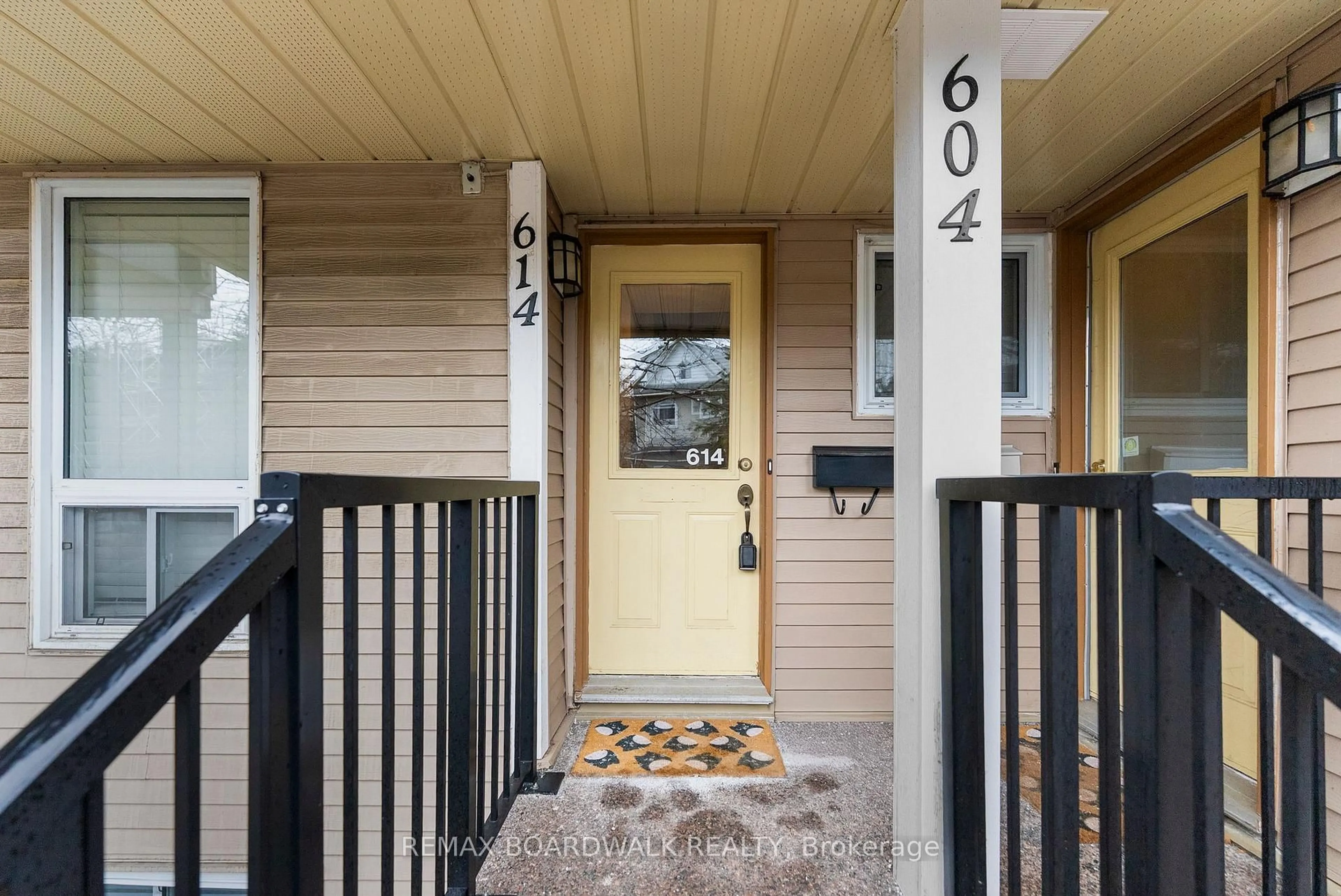 Indoor entryway for 614 Tanguay Crt, Ottawa Ontario K2L 3X3