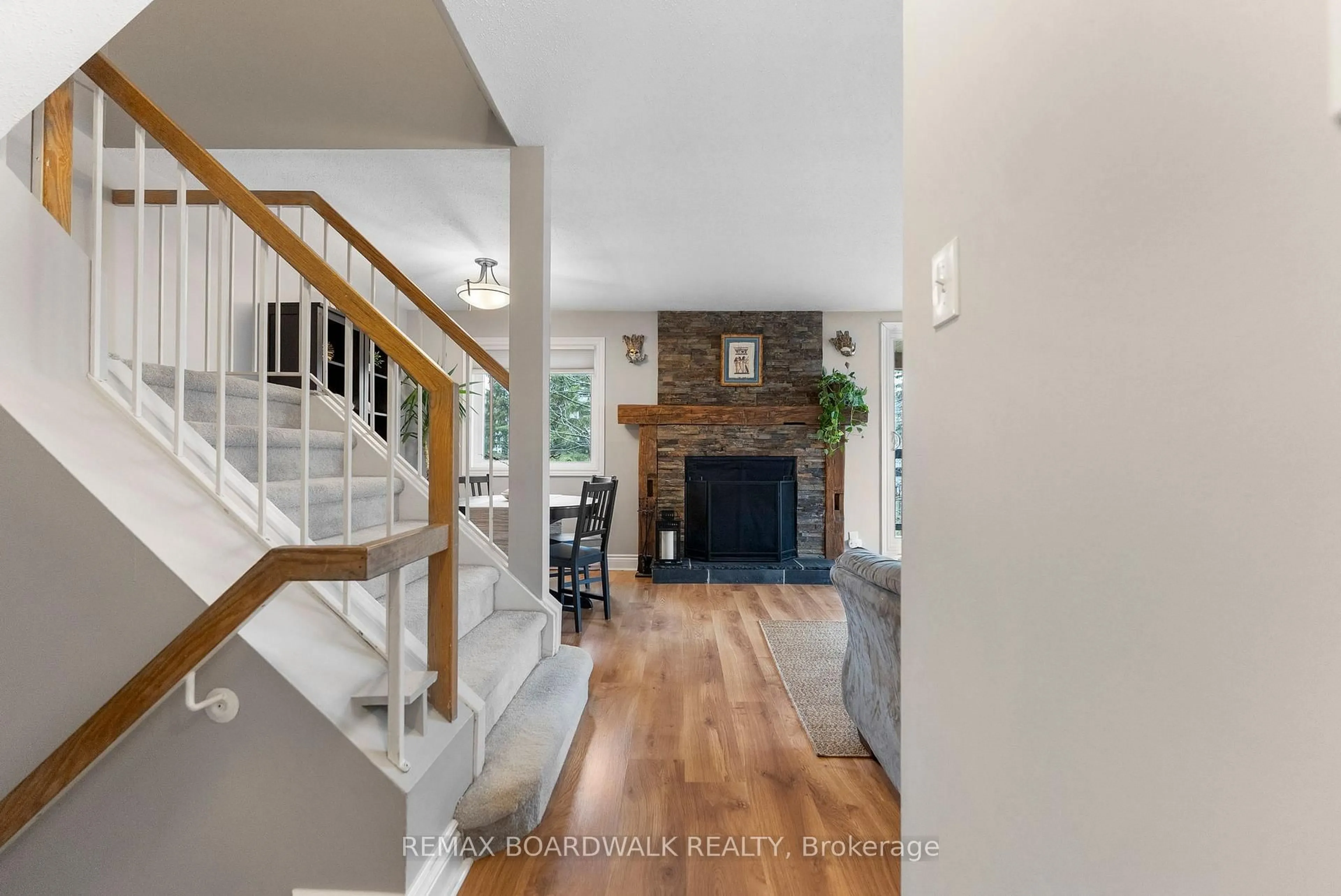 Indoor entryway for 614 Tanguay Crt, Ottawa Ontario K2L 3X3