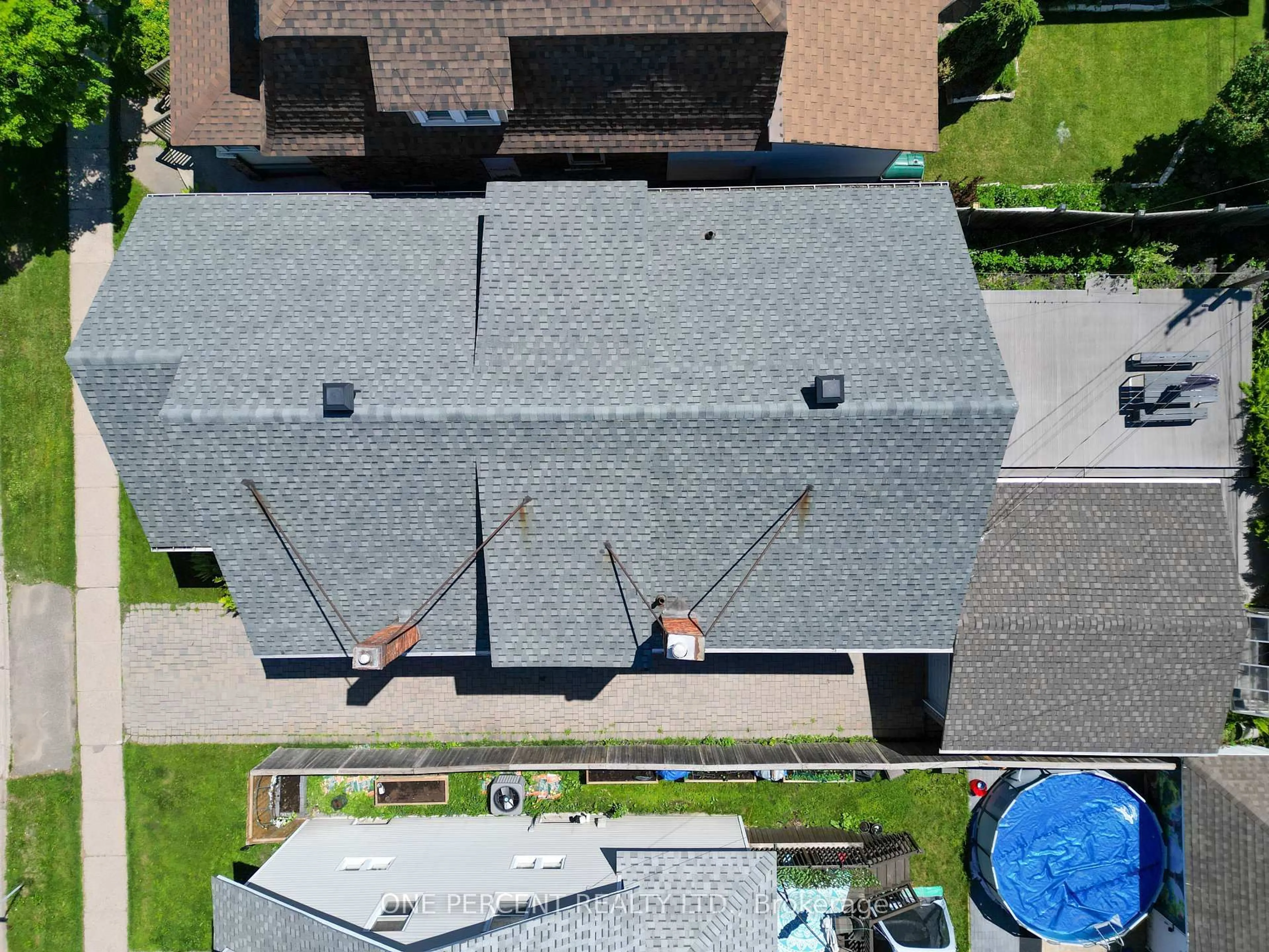 A pic from outside/outdoor area/front of a property/back of a property/a pic from drone, unknown for 127 Albert St, Sault Ste Marie Ontario P6A 1B5