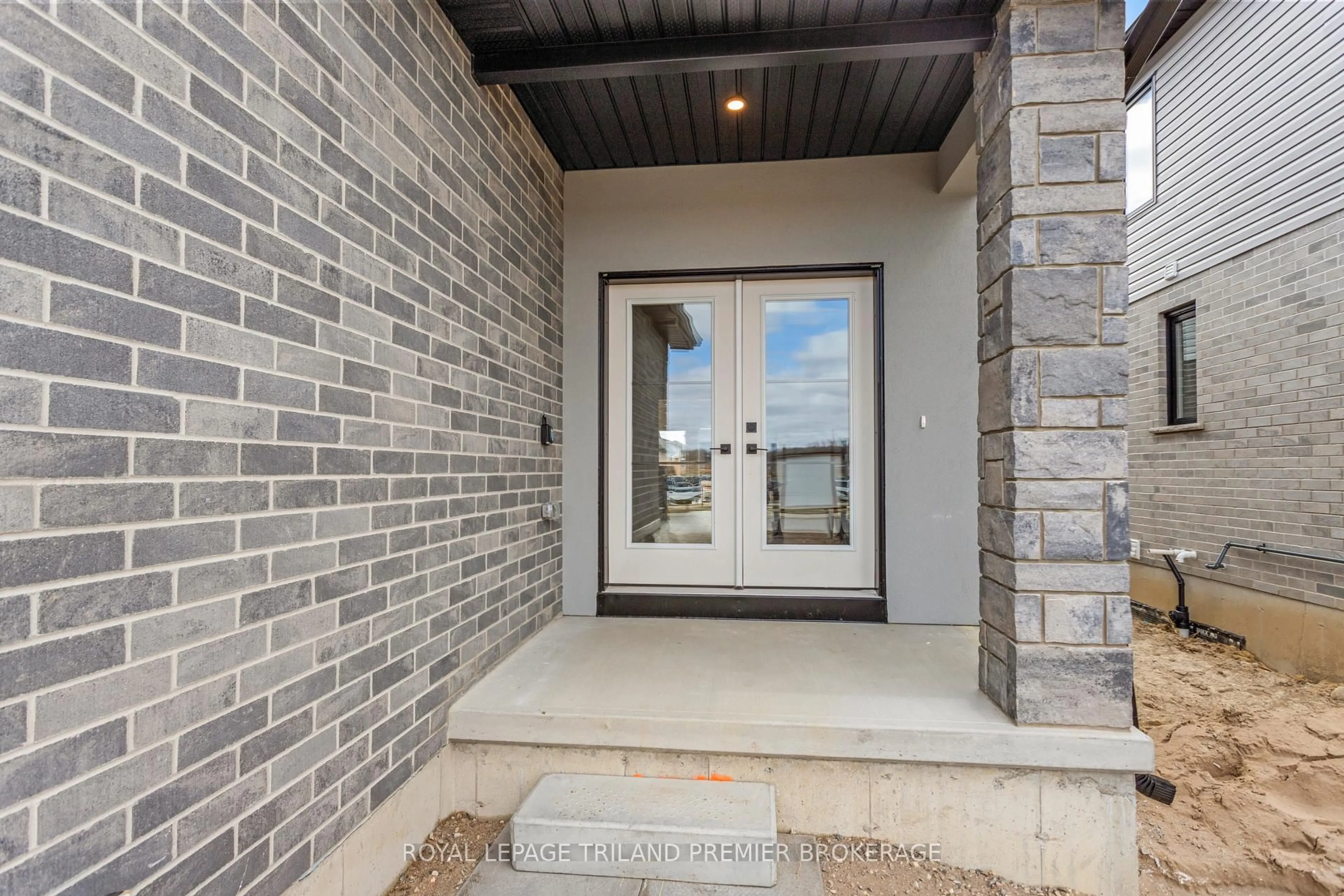Indoor entryway for 4375 SAGEBRUSH Cres, London South Ontario N6P 0H7