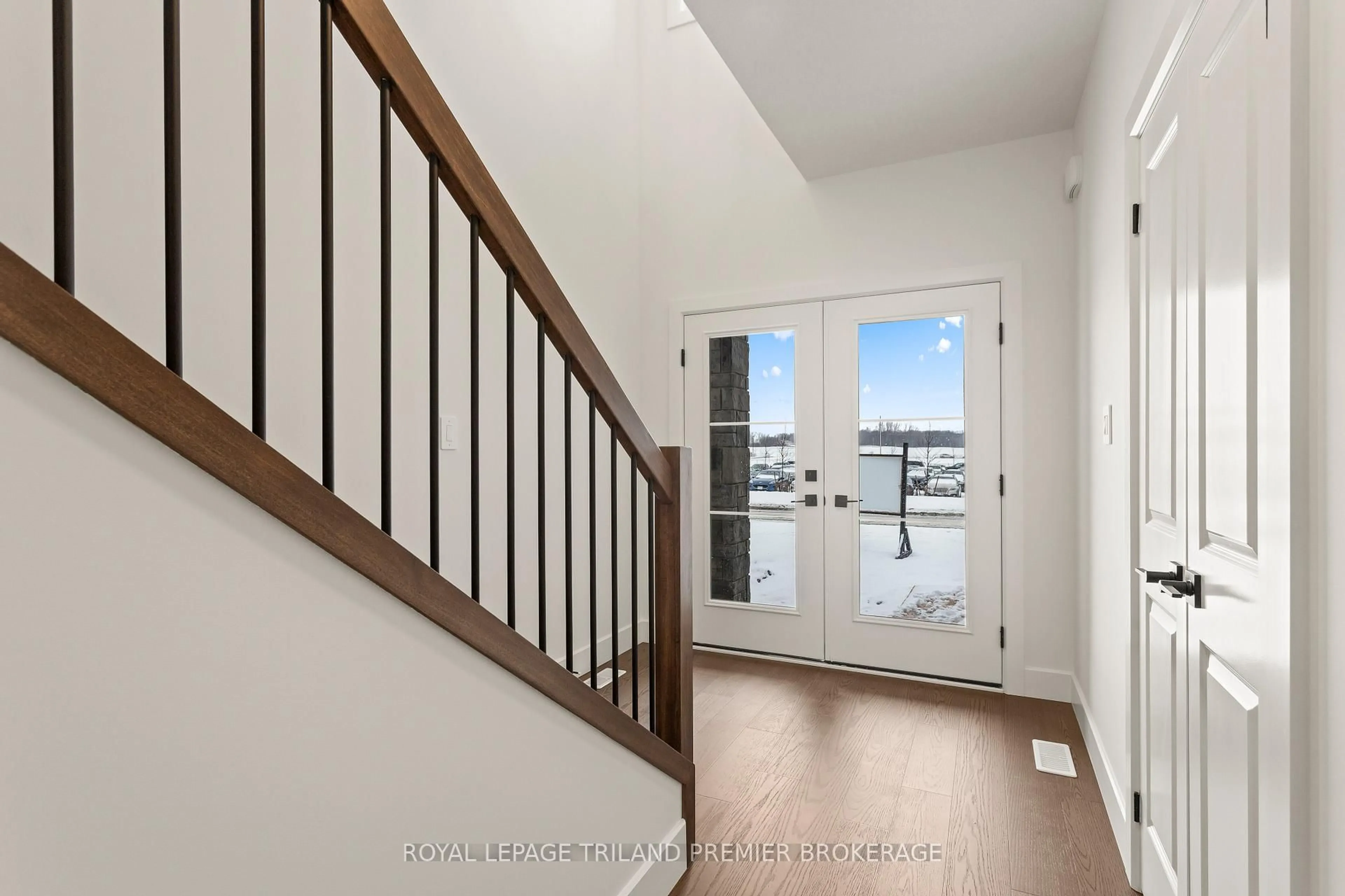 Indoor entryway for 4375 SAGEBRUSH Cres, London South Ontario N6P 0H7