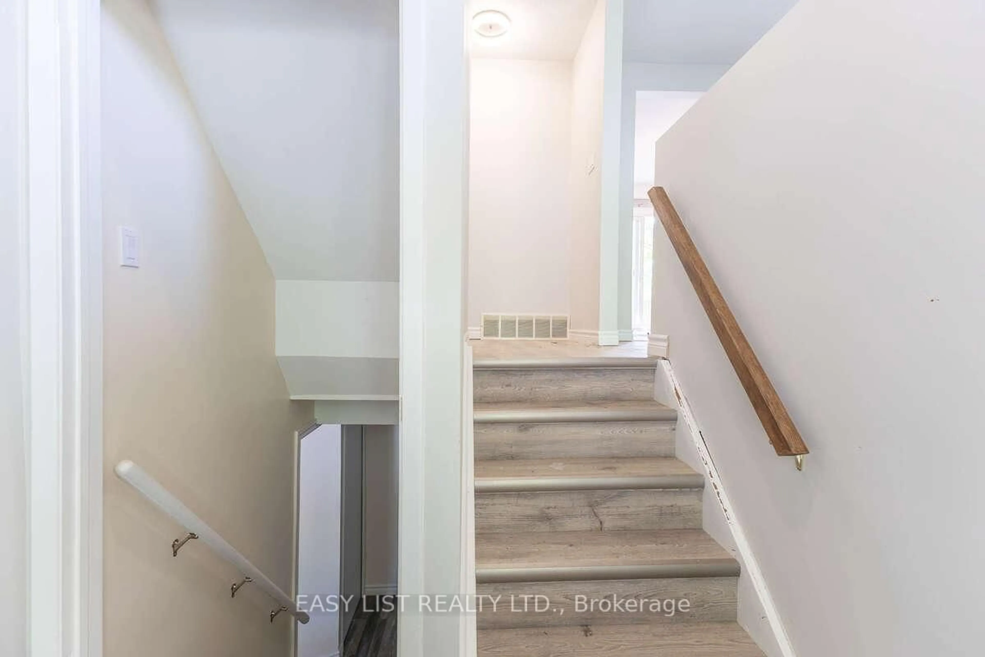 Stairs for 2651 Marsdale Dr, Peterborough Ontario K9L 1R5