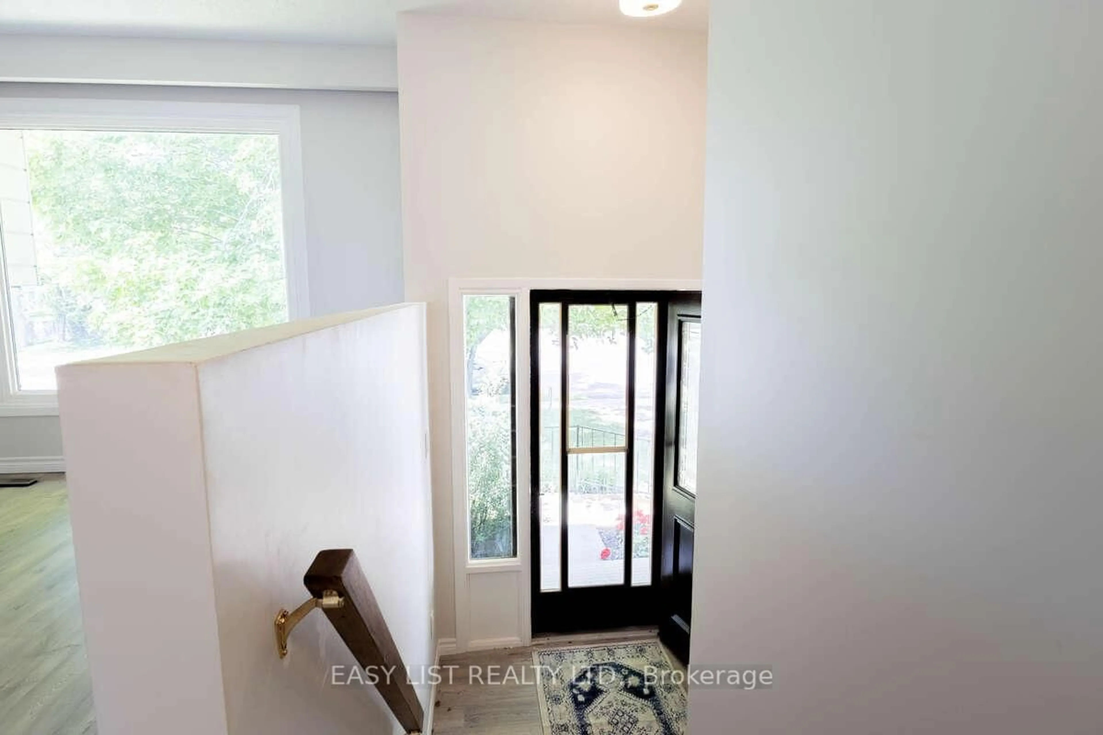 Indoor entryway for 2651 Marsdale Dr, Peterborough Ontario K9L 1R5