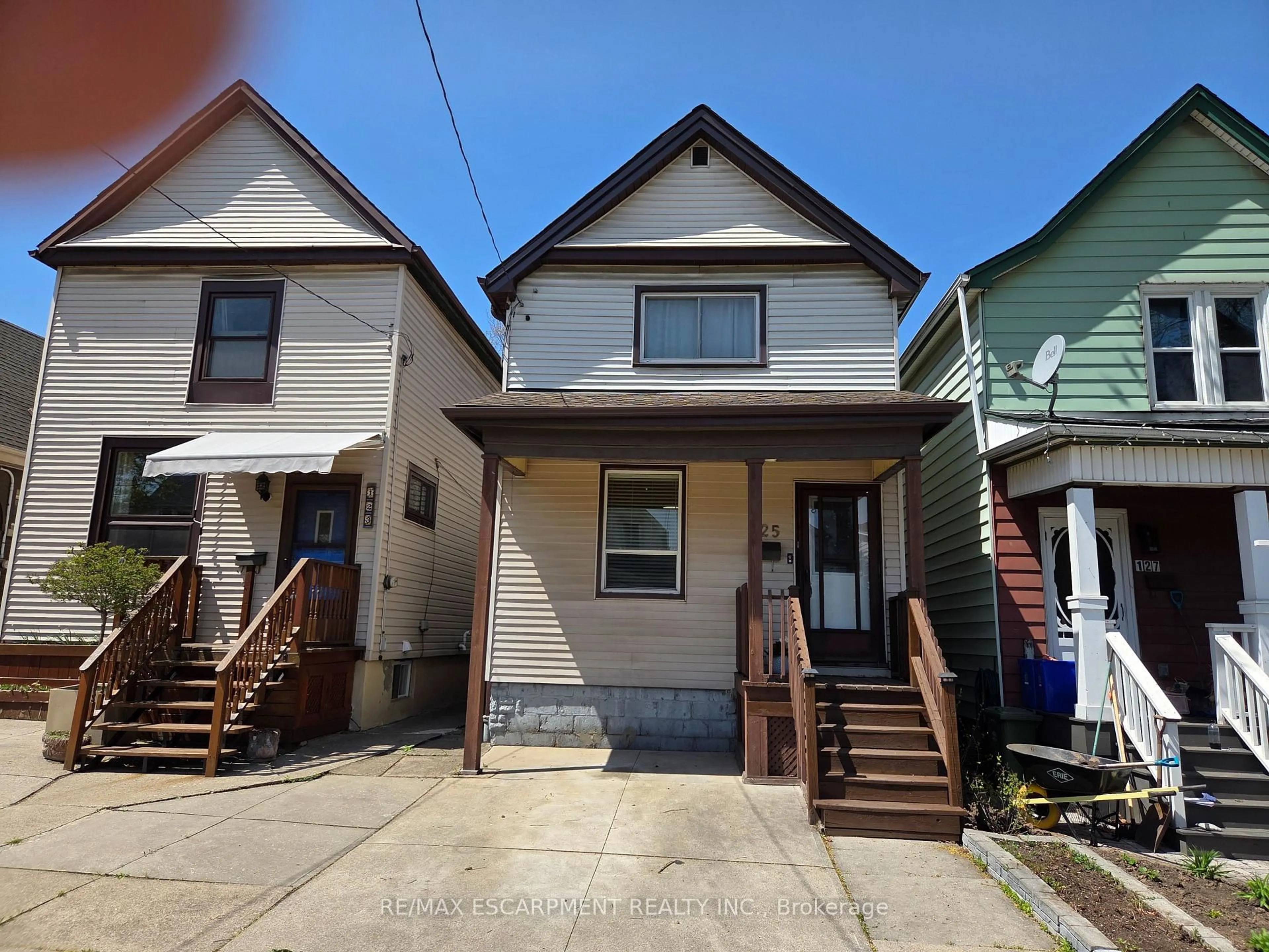 Home with vinyl exterior material, street for 125 Cavell Ave, Hamilton Ontario L8L 7E6