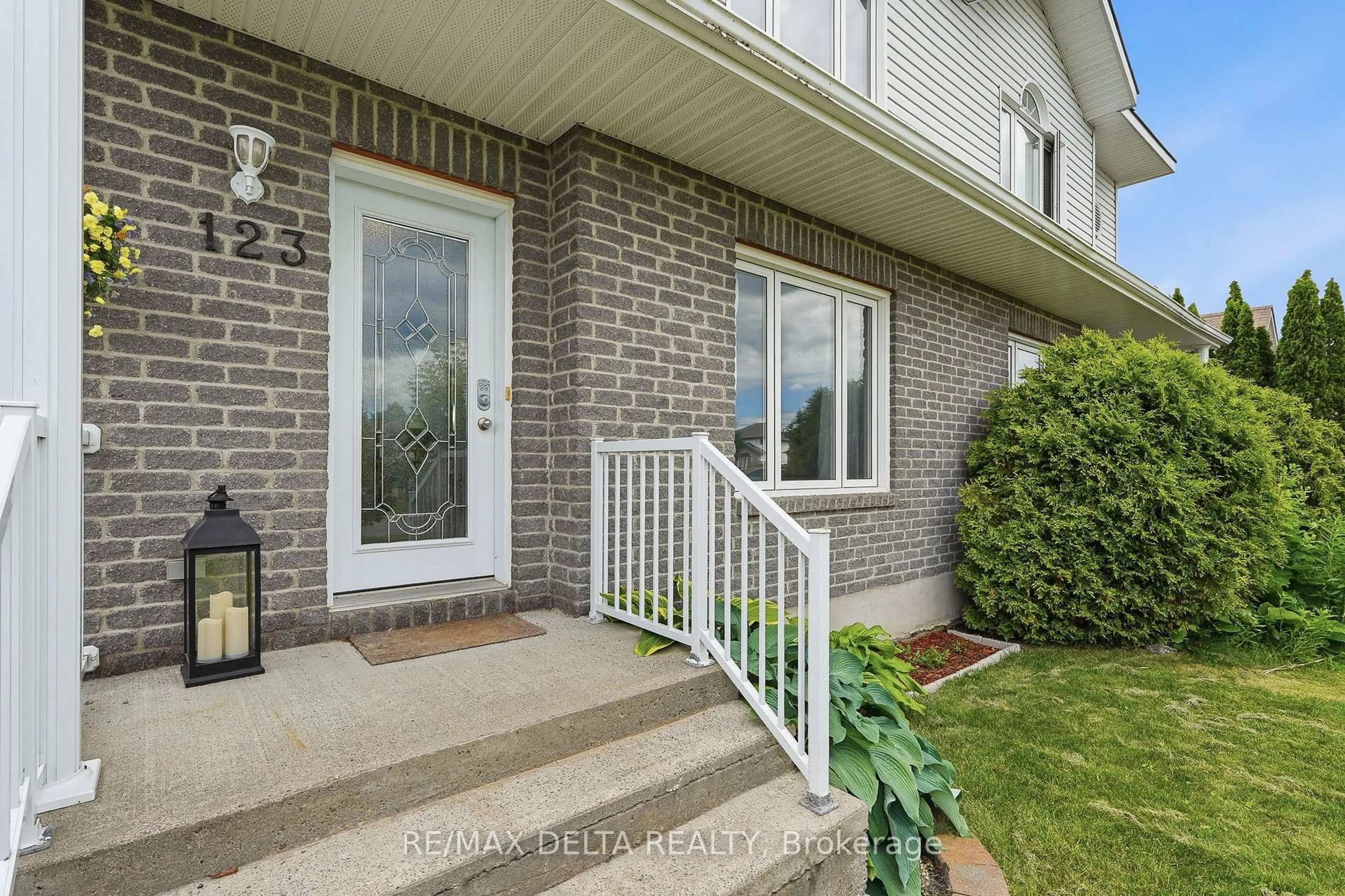 Indoor entryway for 123 Panorama Ave, Alfred and Plantagenet Ontario K0A 3K0