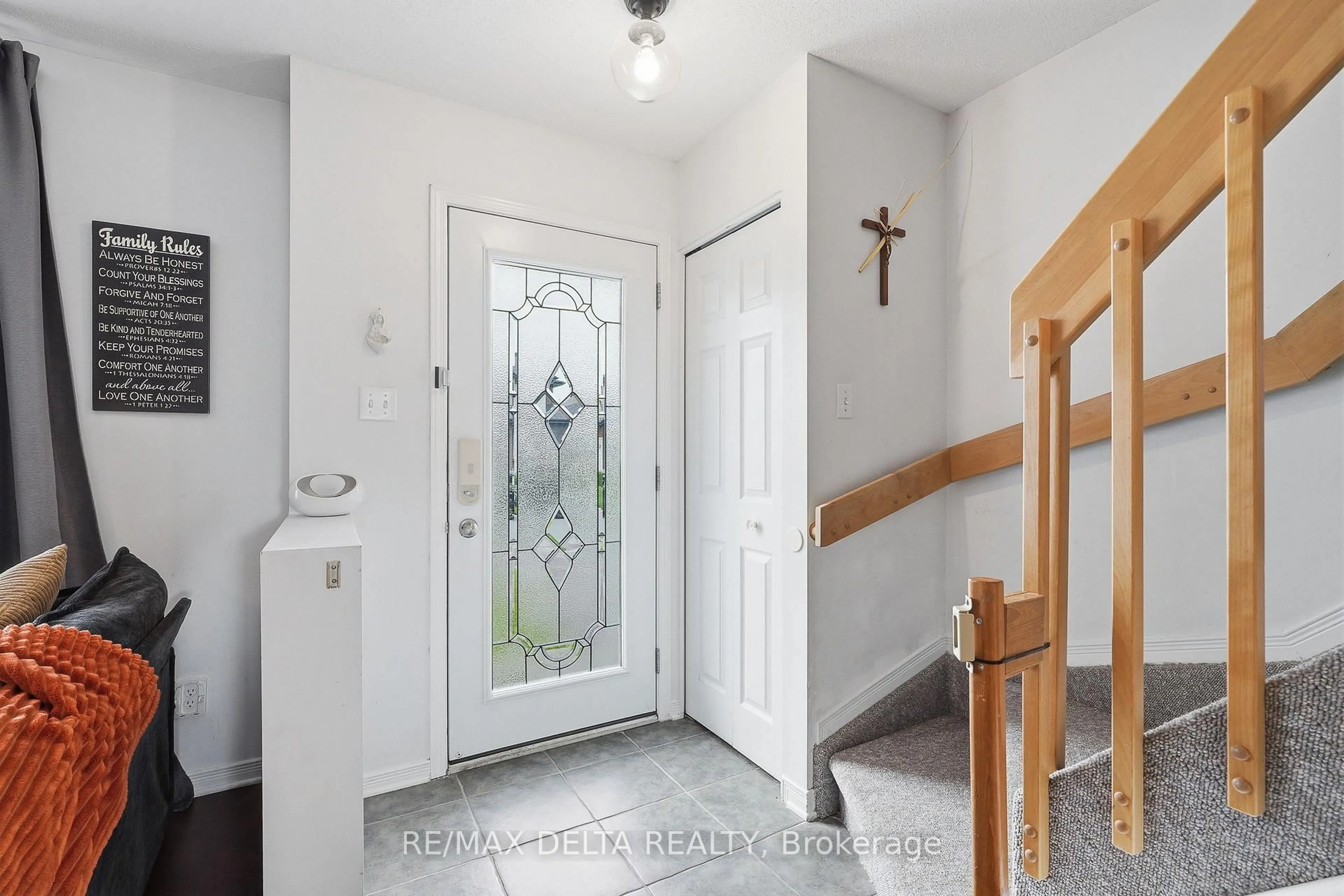 Indoor entryway for 123 Panorama Ave, Alfred and Plantagenet Ontario K0A 3K0