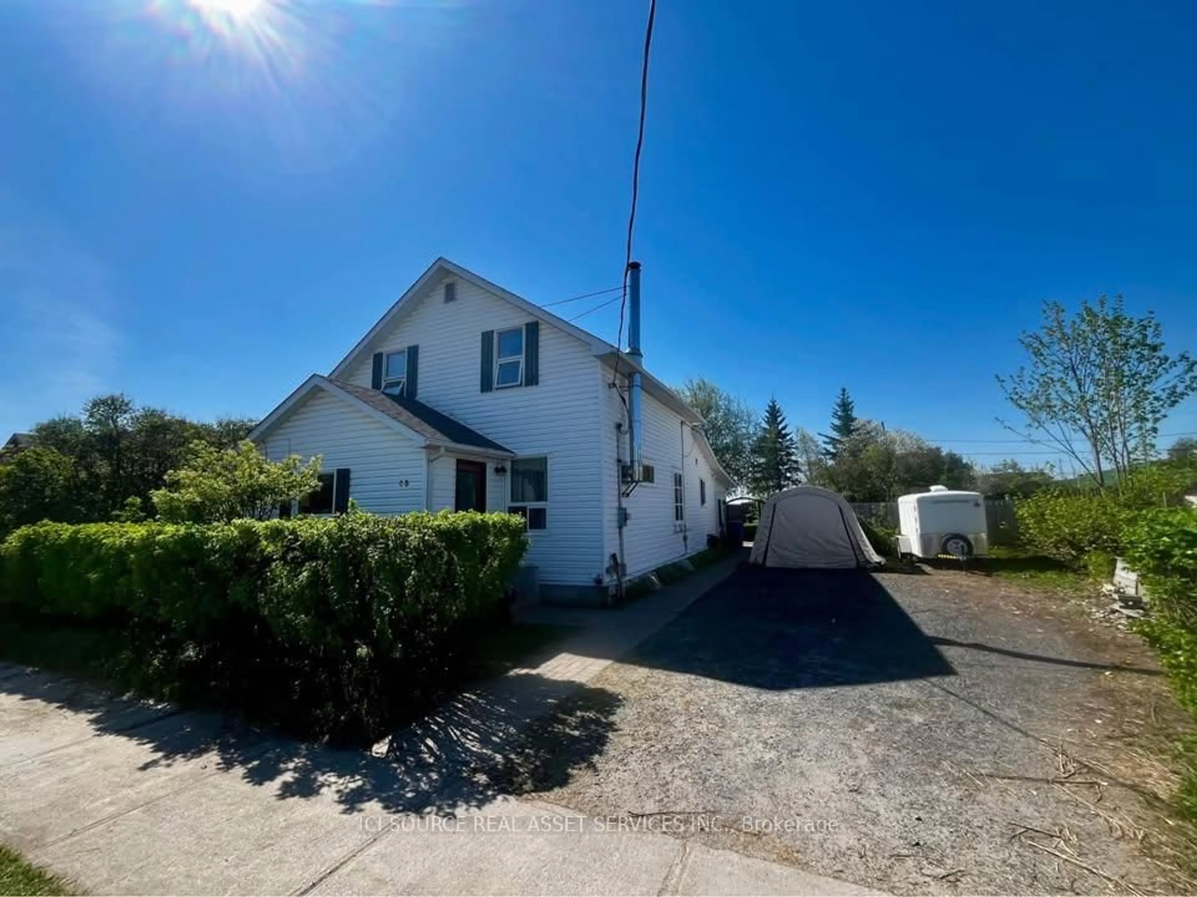 A pic from outside/outdoor area/front of a property/back of a property/a pic from drone, street for 63 Queen St, Sioux Lookout Ontario P8T 1C3