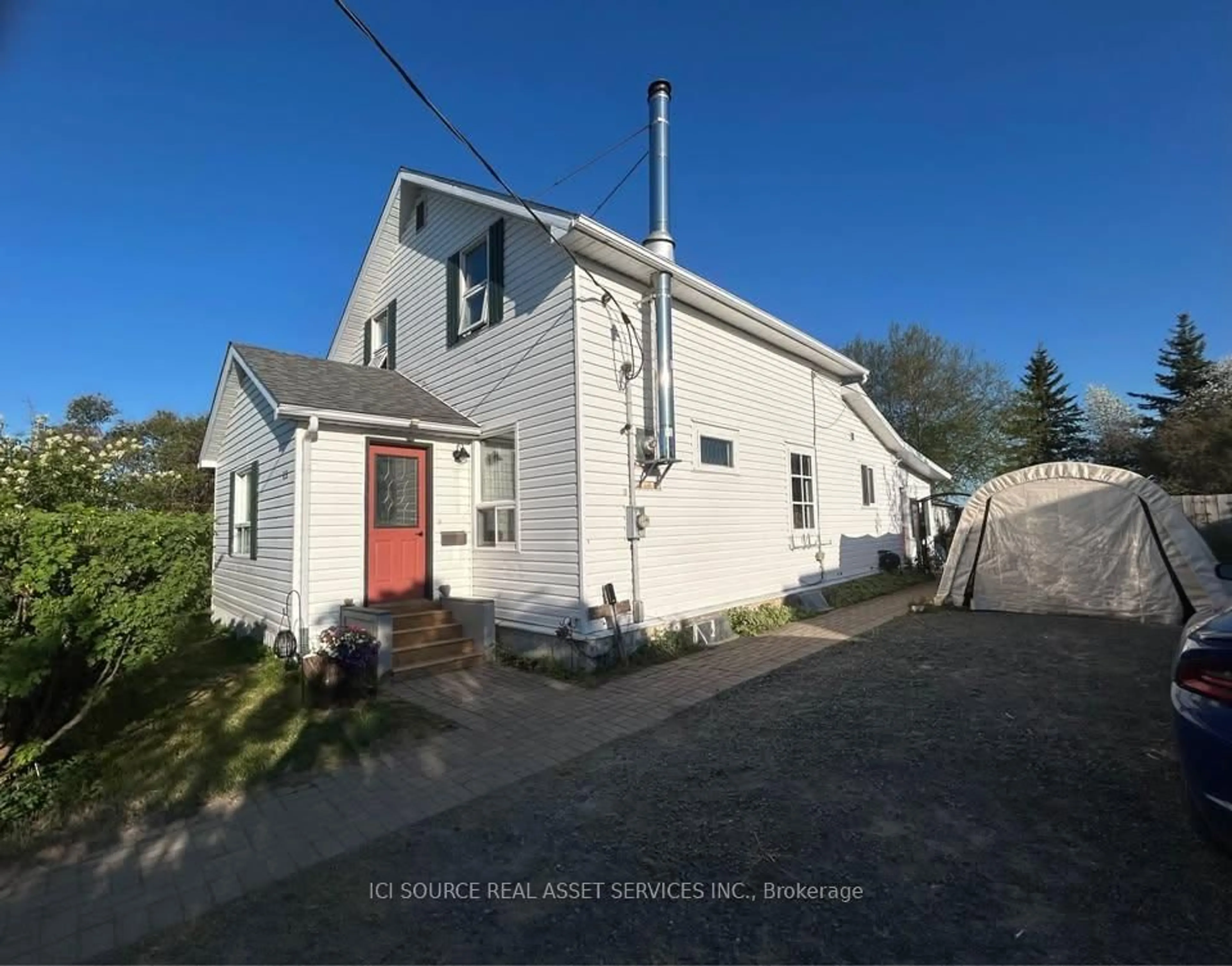 A pic from outside/outdoor area/front of a property/back of a property/a pic from drone, building for 63 Queen St, Sioux Lookout Ontario P8T 1C3