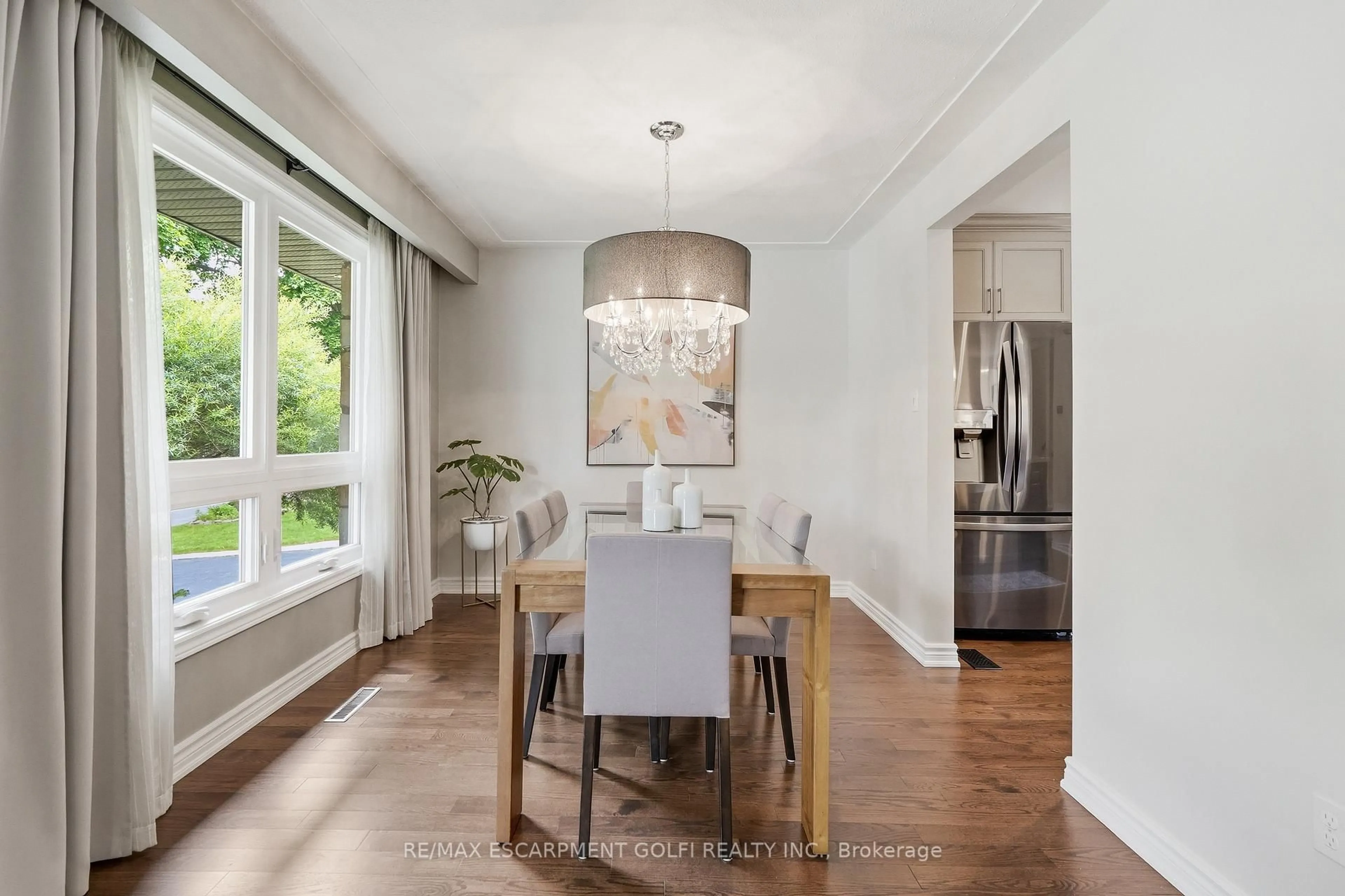 Dining room, wood/laminate floor for 52 San Pedro Dr, Hamilton Ontario L9C 2C6