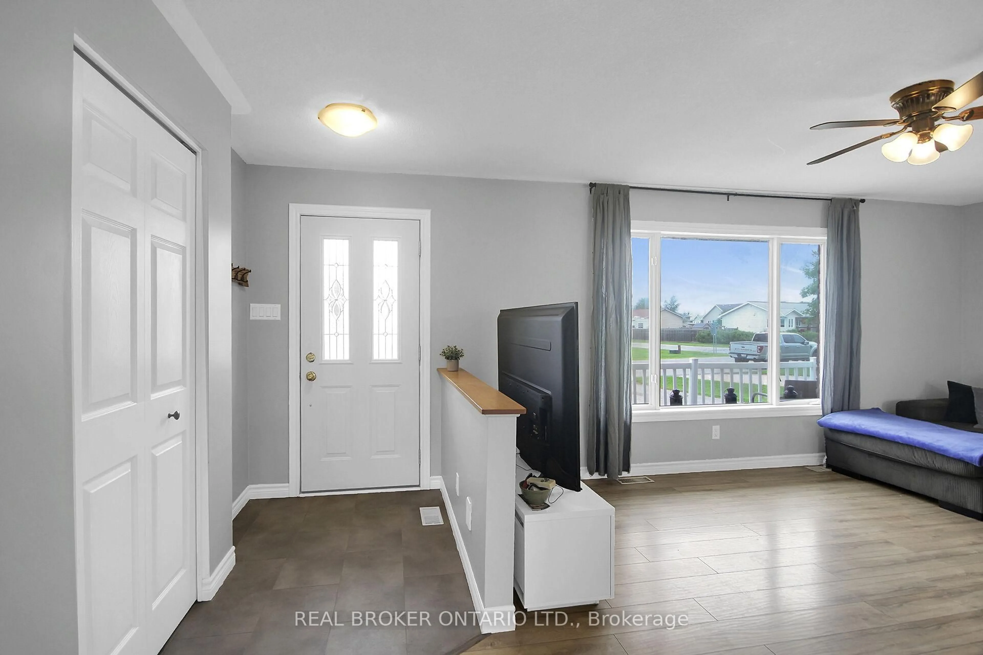 Indoor entryway for 11 Lori Lane, North Dundas Ontario K0C 1H0