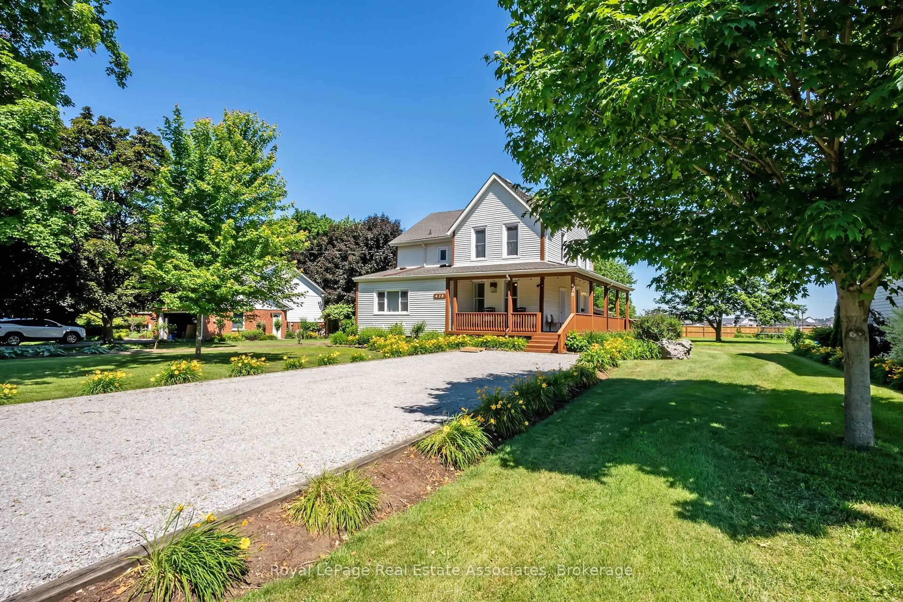 A pic from outside/outdoor area/front of a property/back of a property/a pic from drone, street for 428 Line 2 Rd, Niagara-on-the-Lake Ontario L0S 1J0