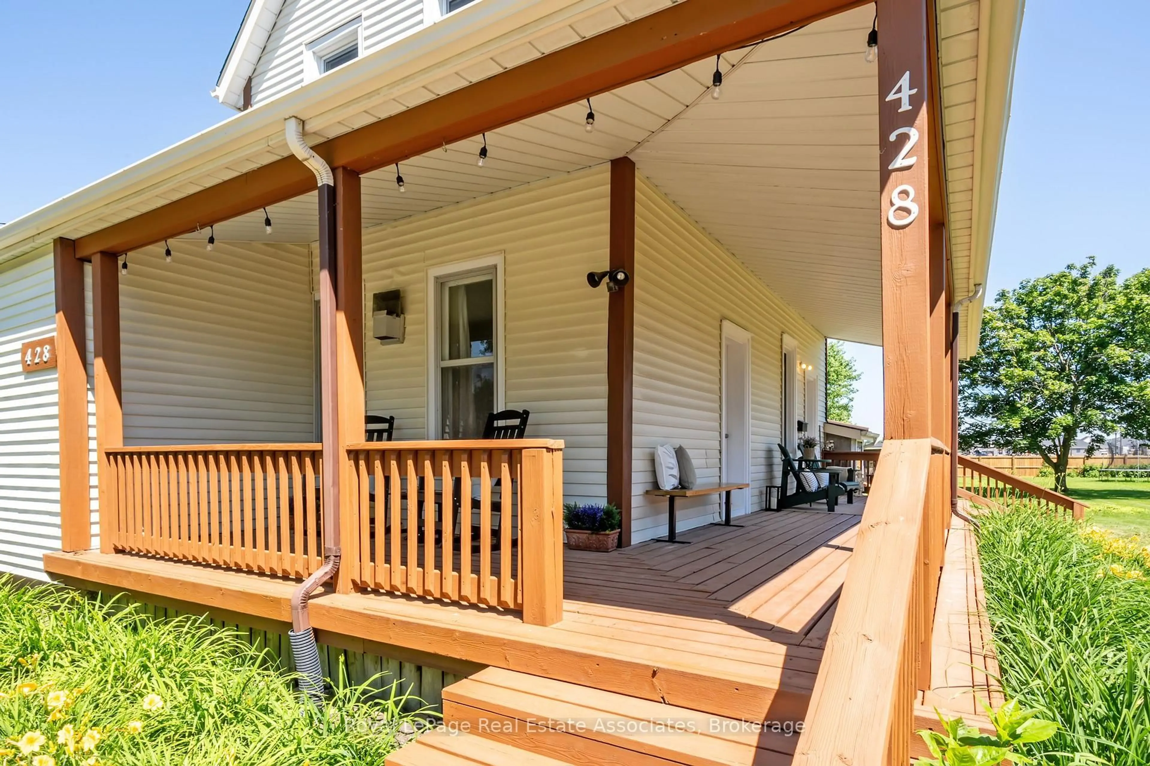 Patio, street for 428 Line 2 Rd, Niagara-on-the-Lake Ontario L0S 1J0