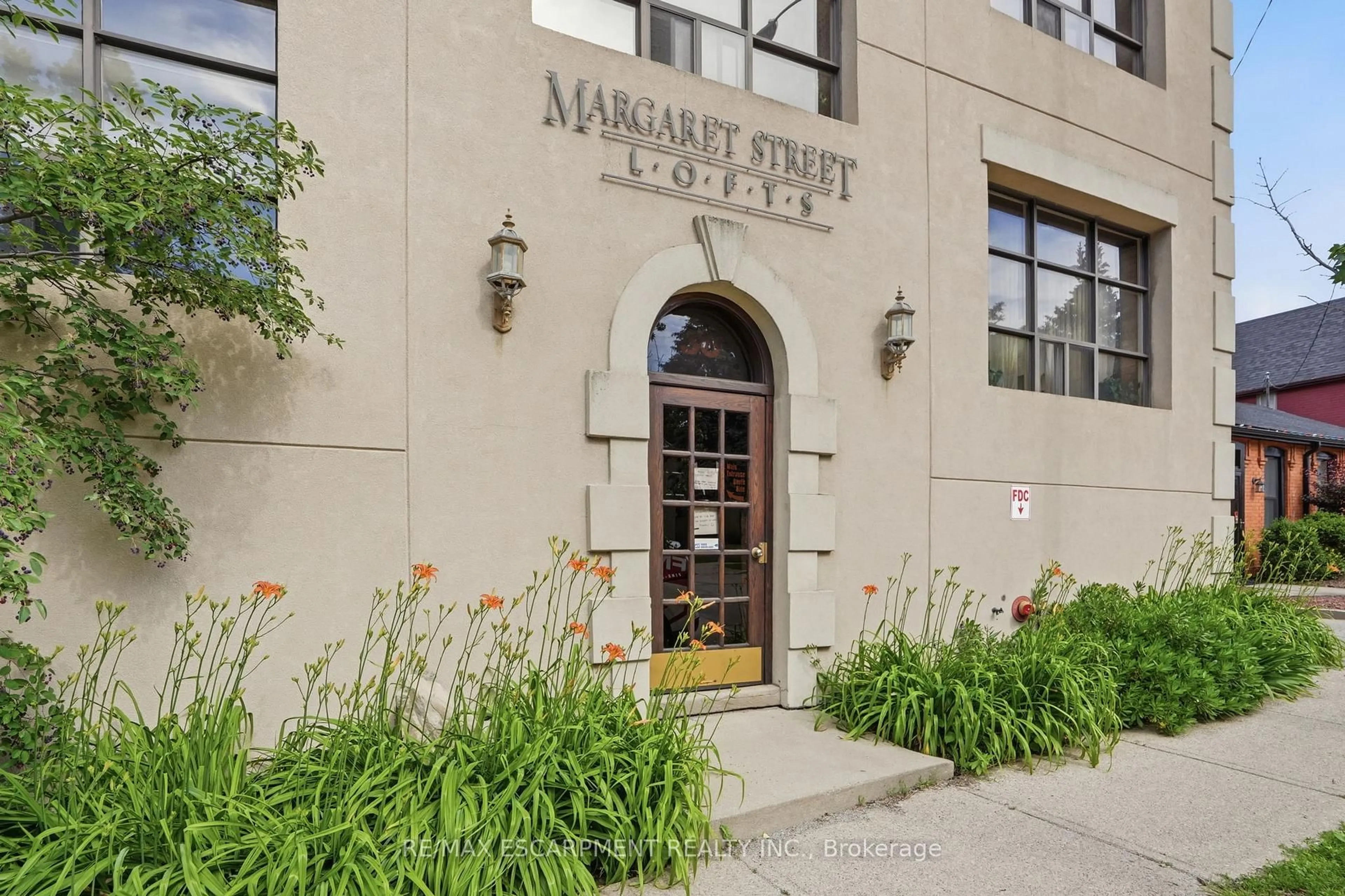 Lobby for 36 Margaret St #21, Hamilton Ontario L8P 4C8