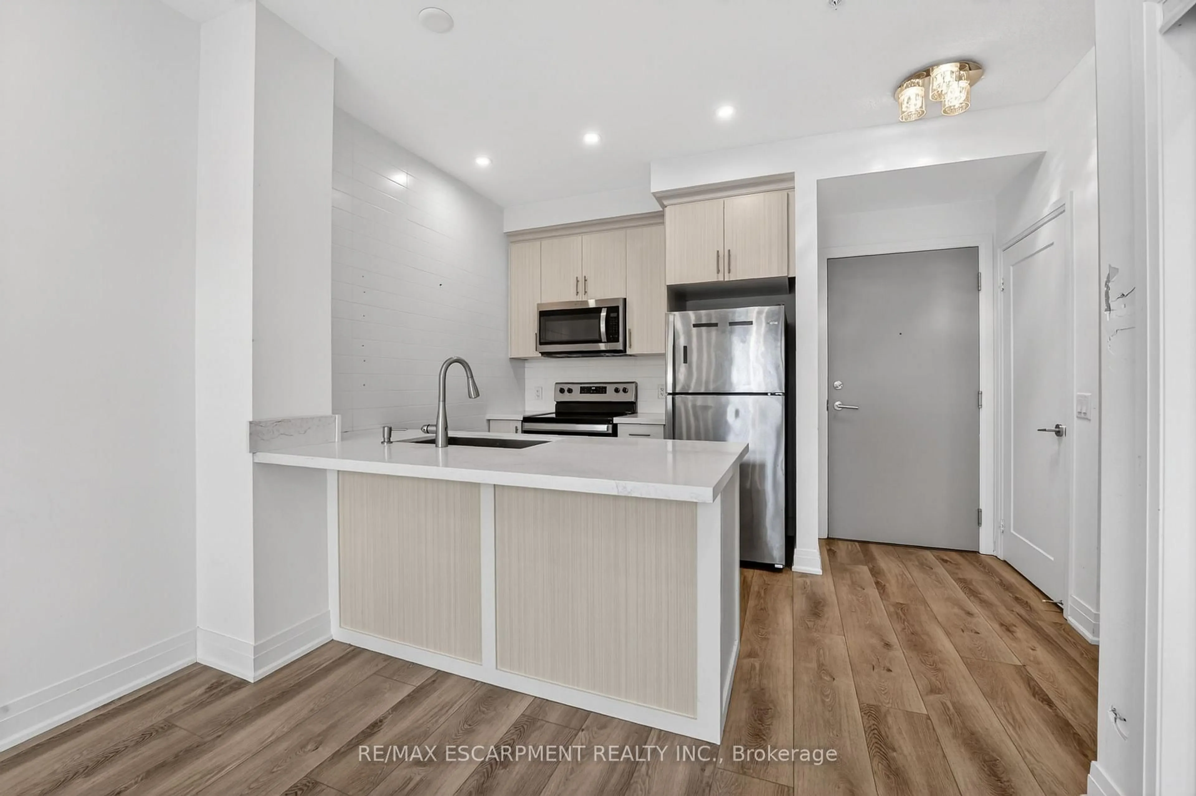 Open concept kitchen, unknown for 16 CONCORD Pl #548, Grimsby Ontario L3M 0J1