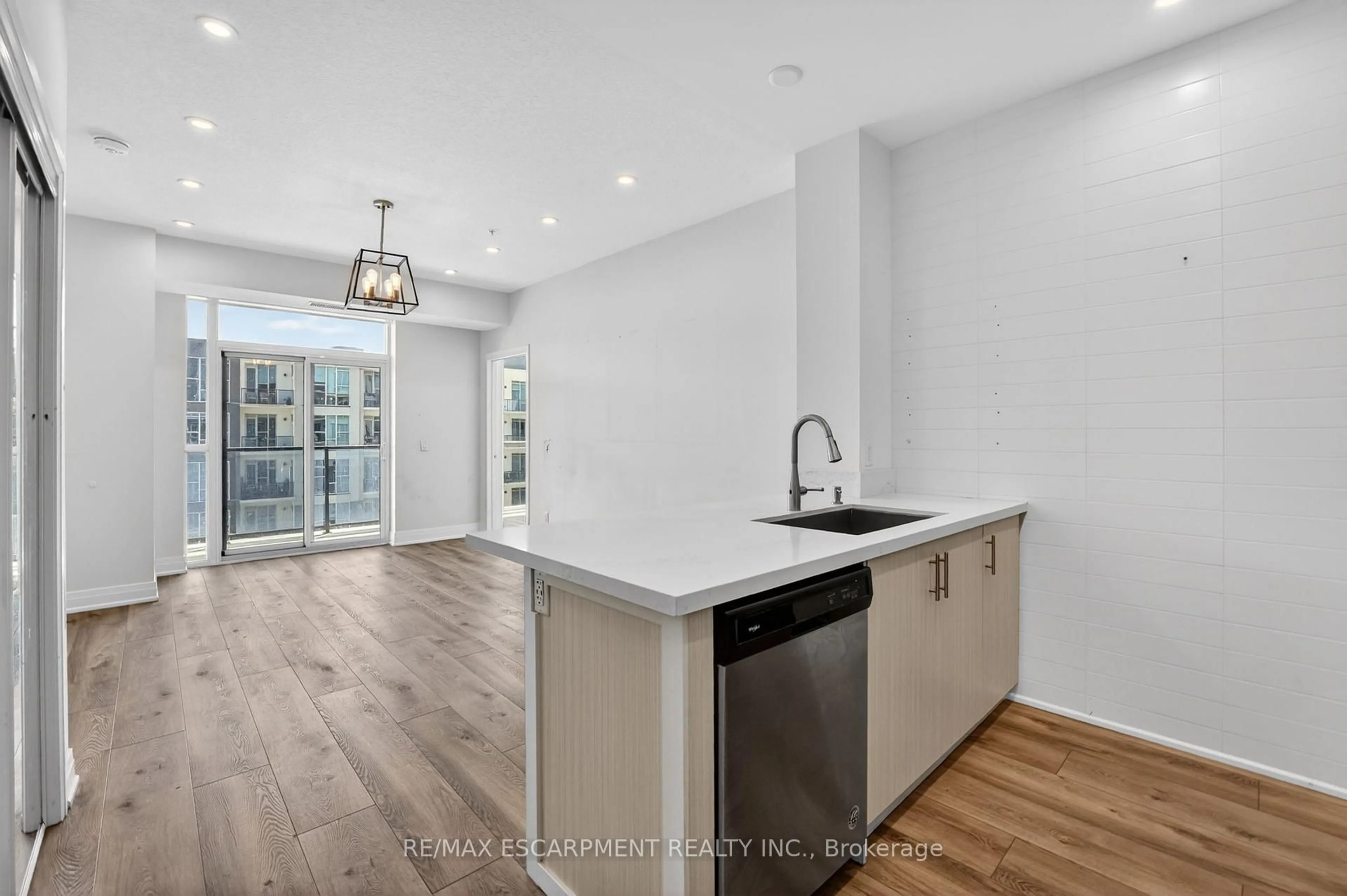 Open concept kitchen, unknown for 16 CONCORD Pl #548, Grimsby Ontario L3M 0J1