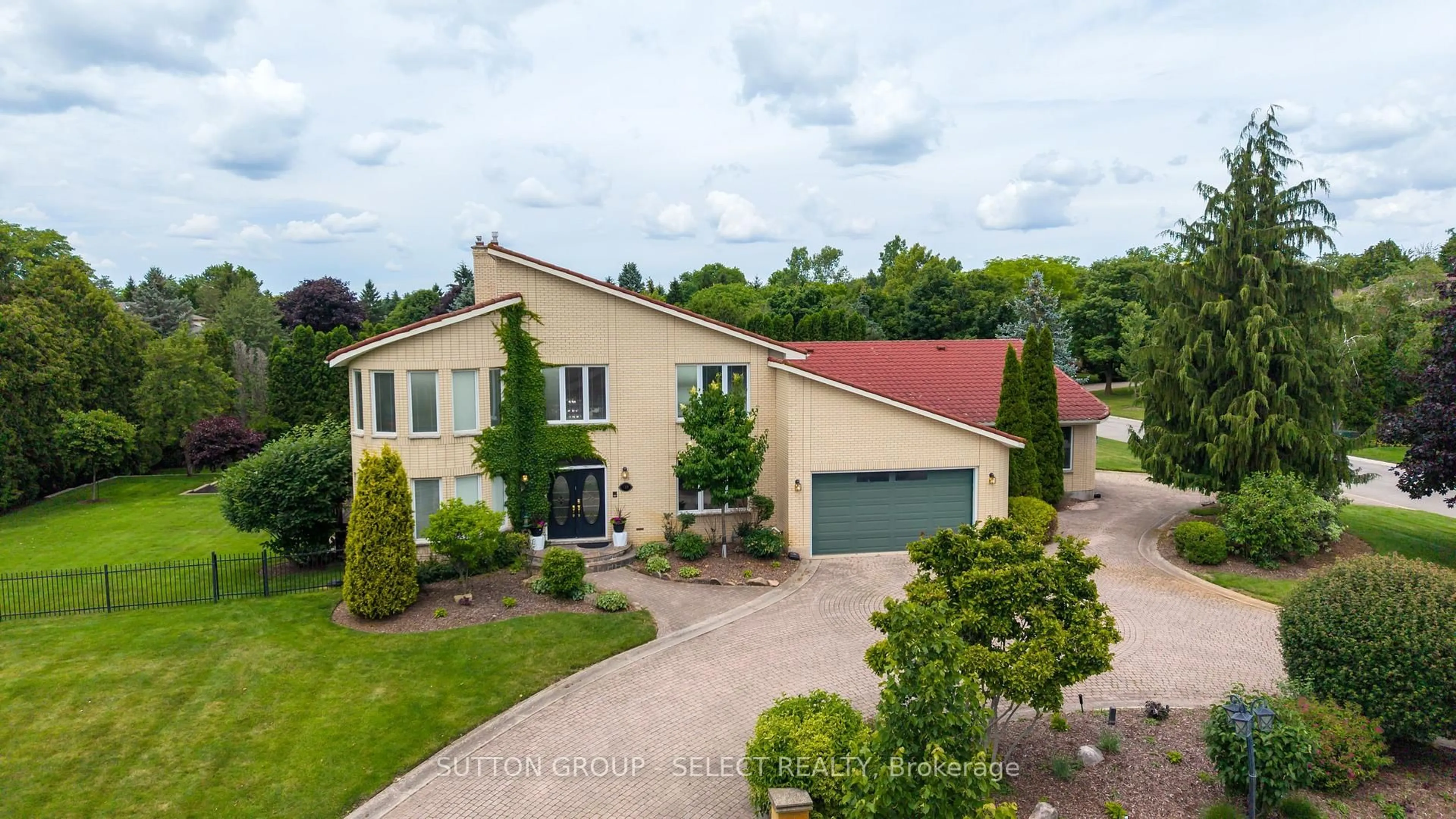 A pic from outside/outdoor area/front of a property/back of a property/a pic from drone, street for 719 Franklinway Cres, London North Ontario N6G 5C8