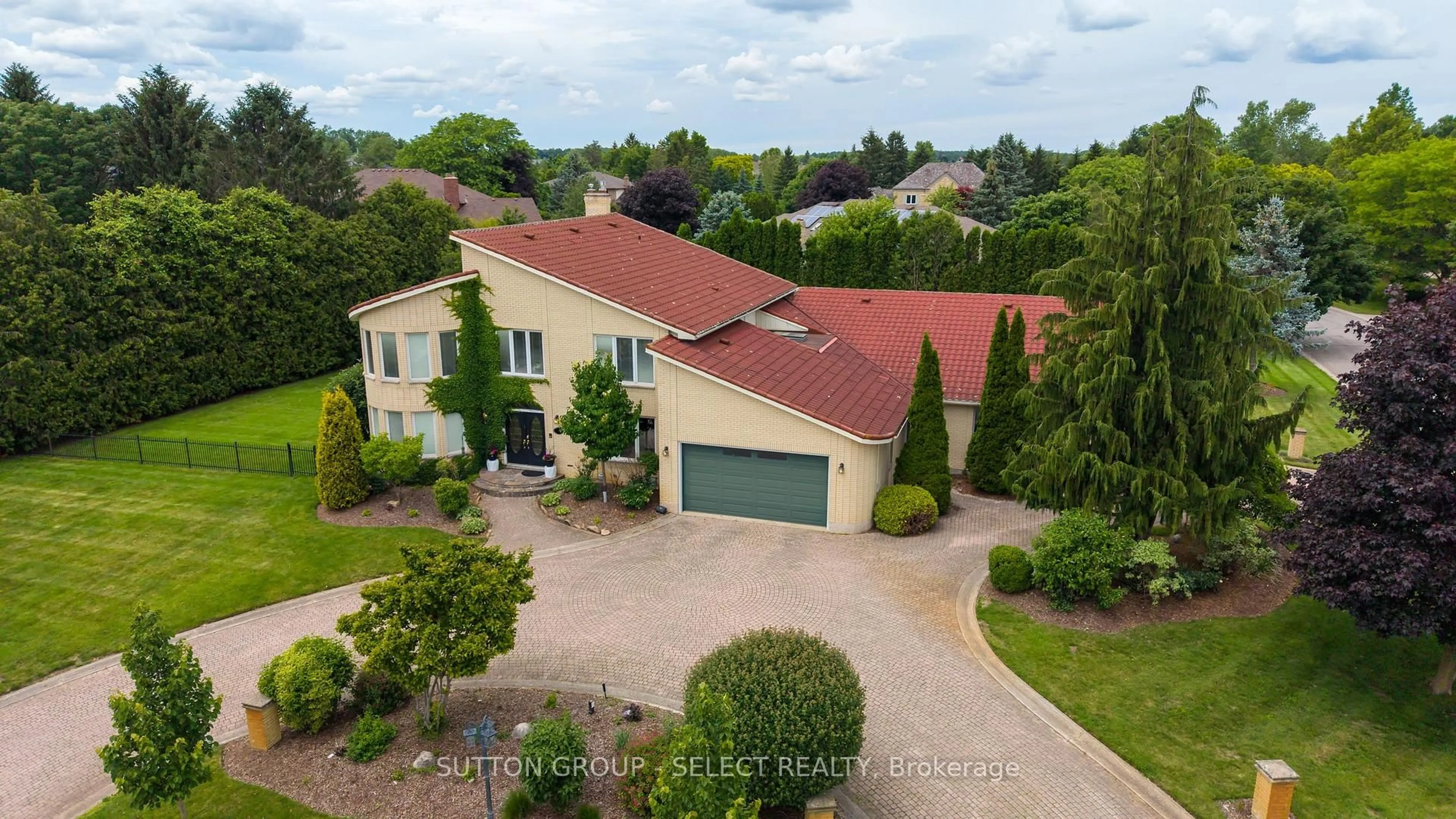 A pic from outside/outdoor area/front of a property/back of a property/a pic from drone, street for 719 Franklinway Cres, London North Ontario N6G 5C8