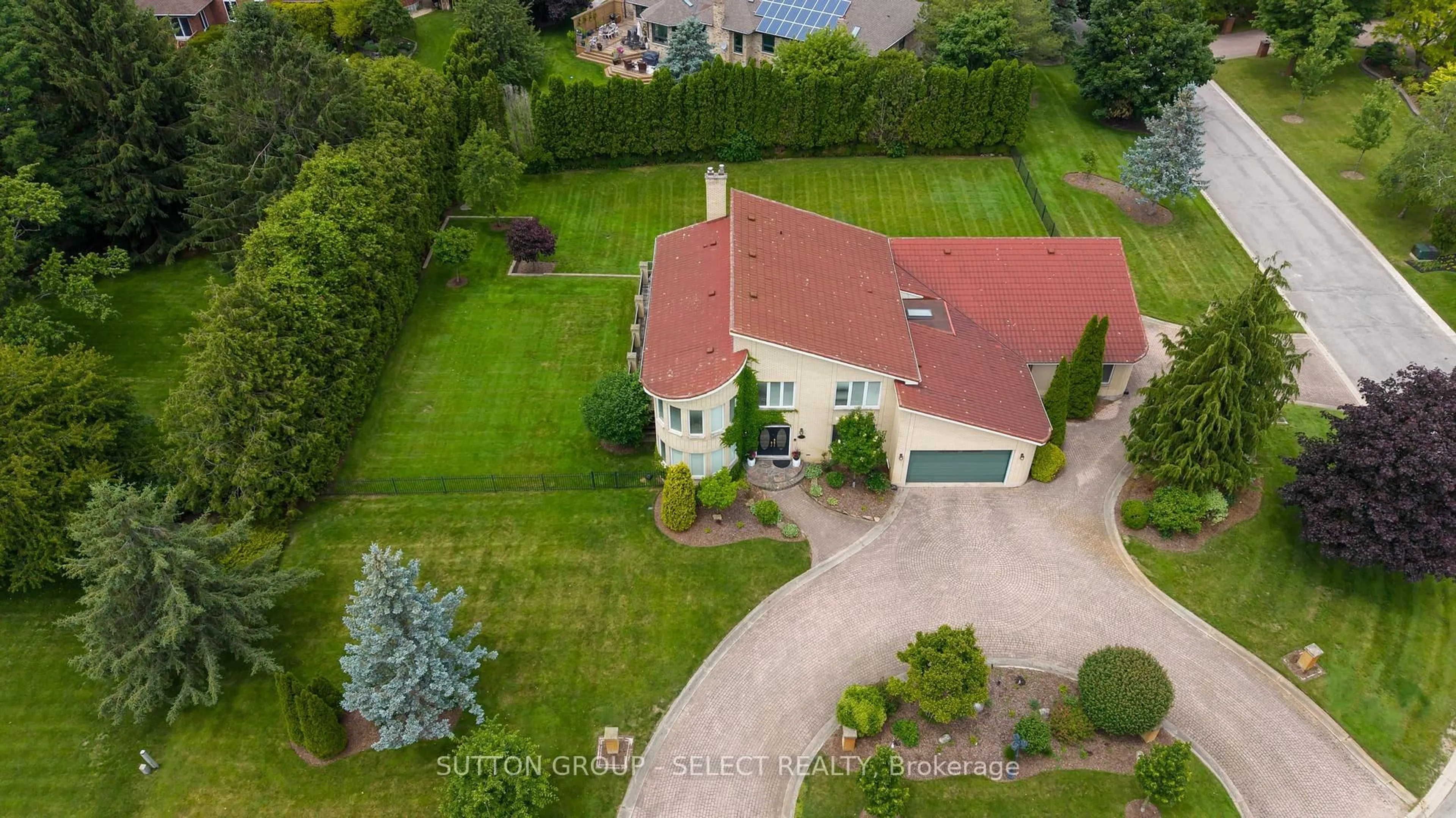 A pic from outside/outdoor area/front of a property/back of a property/a pic from drone, street for 719 Franklinway Cres, London North Ontario N6G 5C8