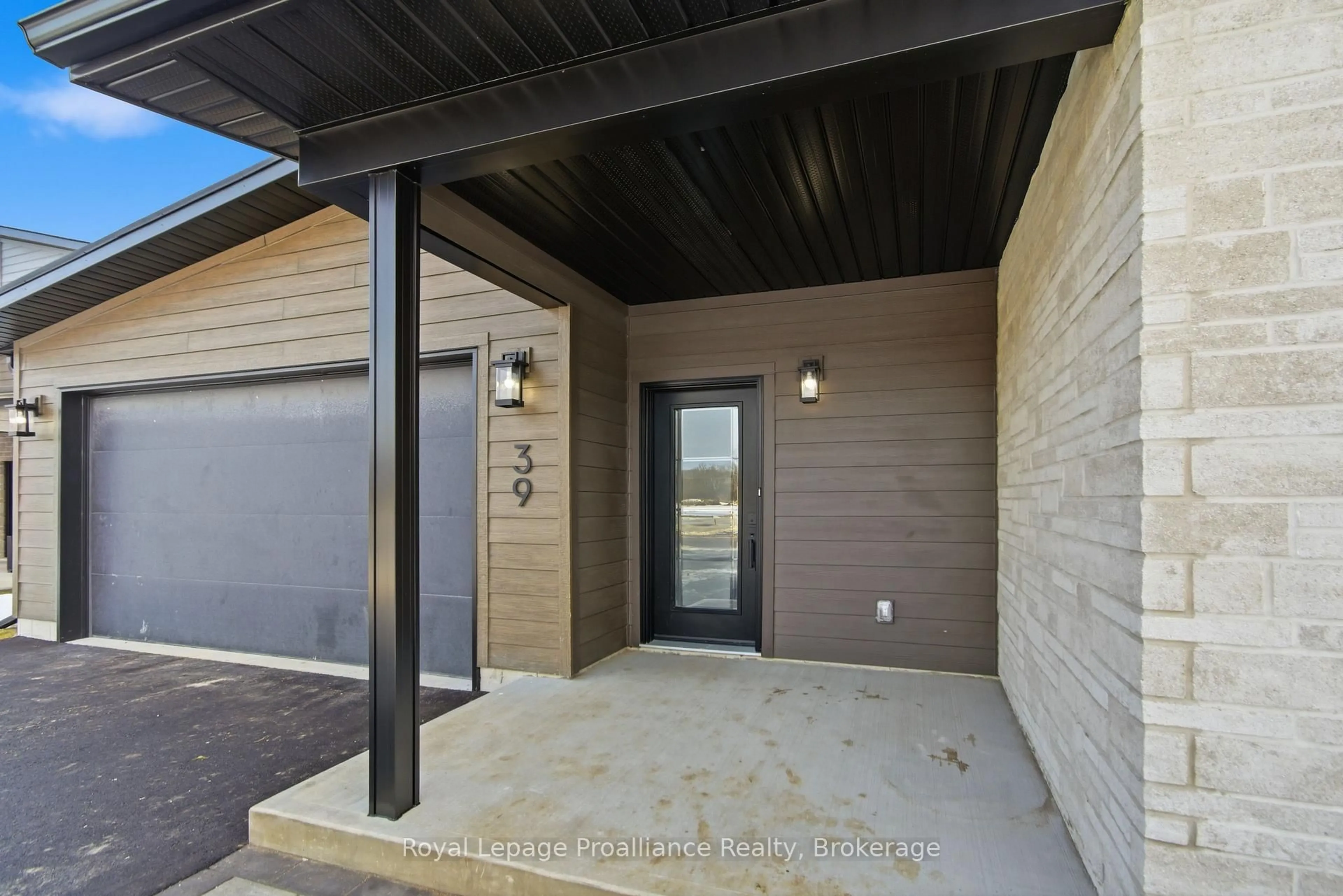 Indoor entryway for 39 Fraser Dr, Quinte West Ontario K0K 1E0