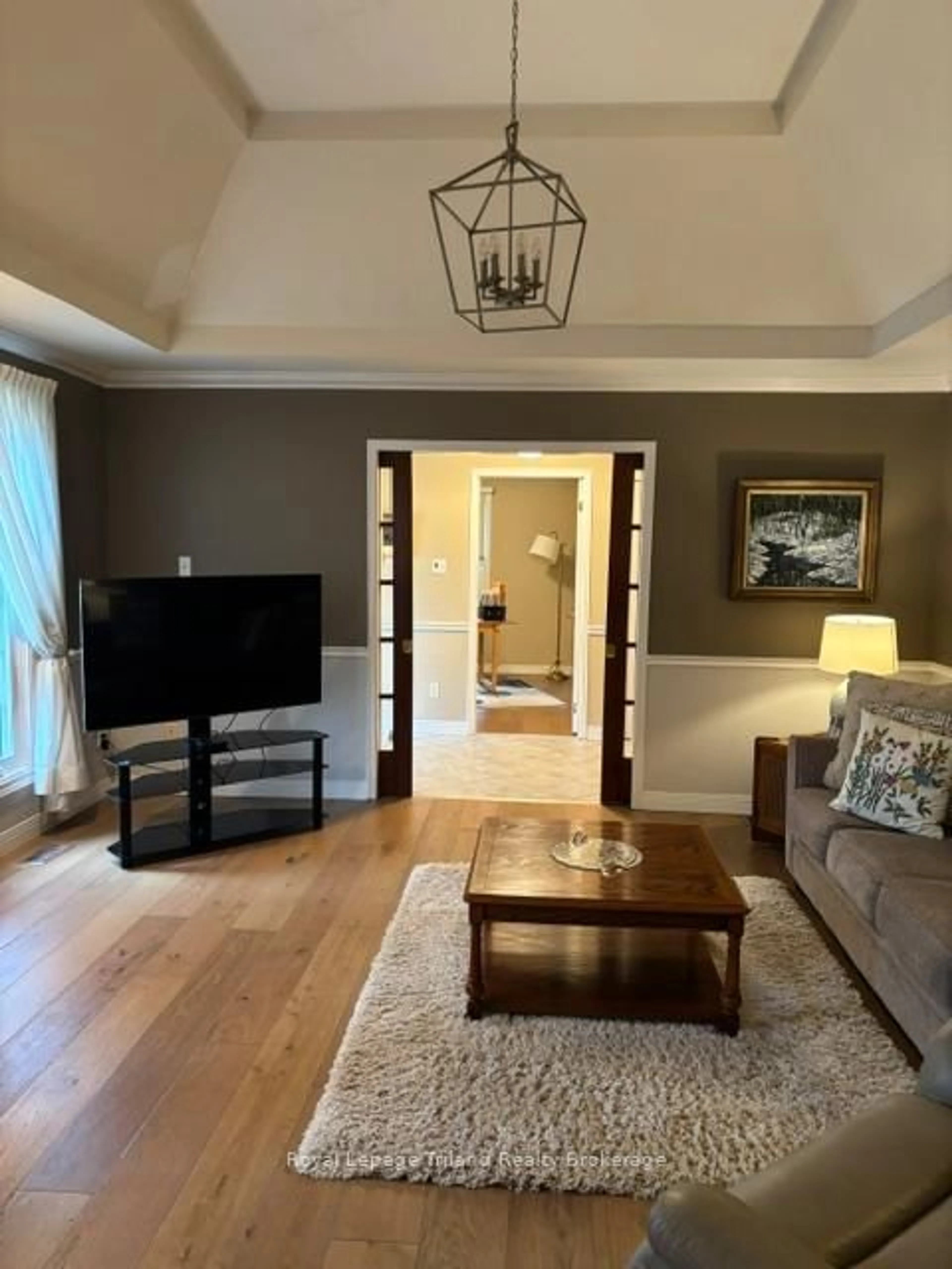 Living room with furniture, wood/laminate floor for 623 Lansdowne Ave, Woodstock Ontario N4T 1J9