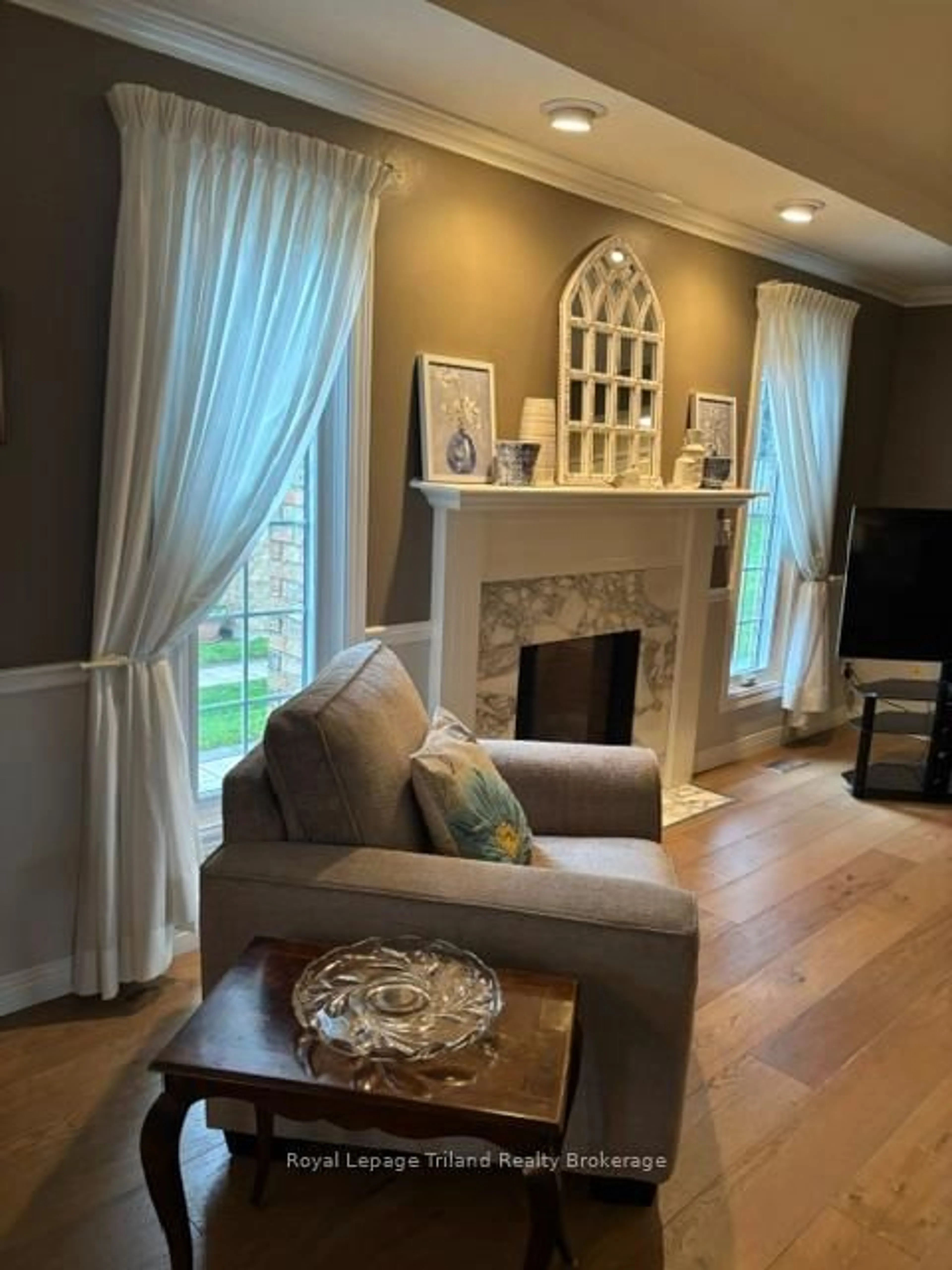 Living room with furniture, unknown for 623 Lansdowne Ave, Woodstock Ontario N4T 1J9