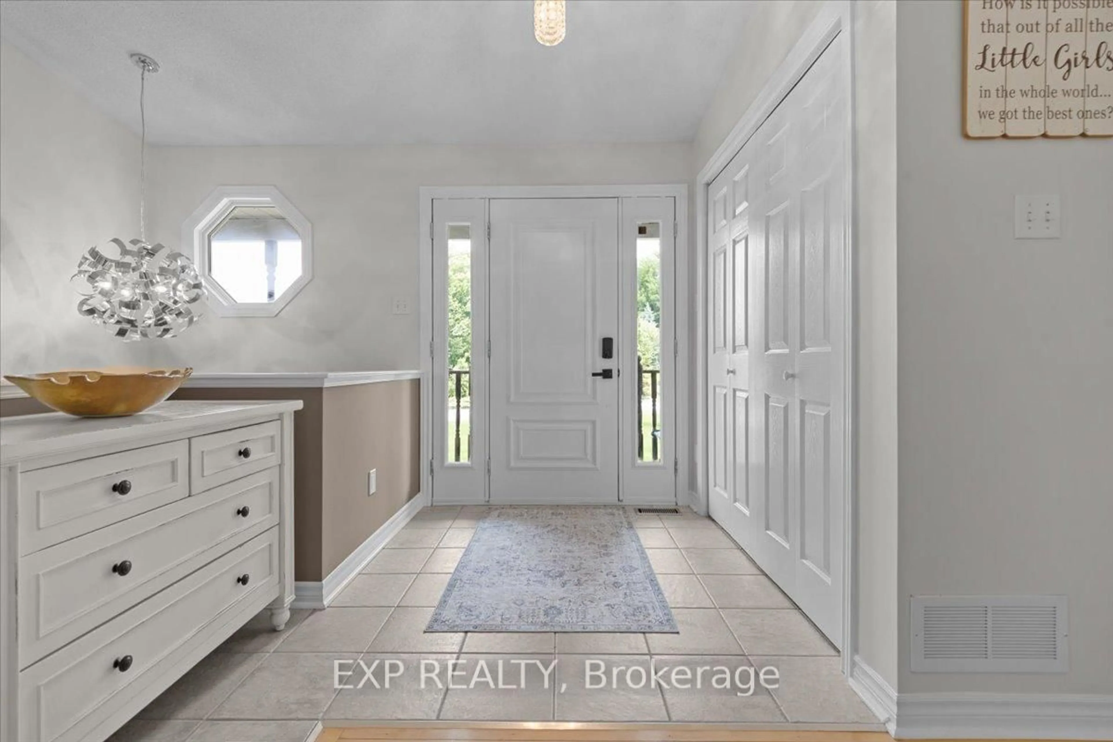Indoor entryway for 2670 Pierrette Dr, Cumberland Ontario K4C 1B6