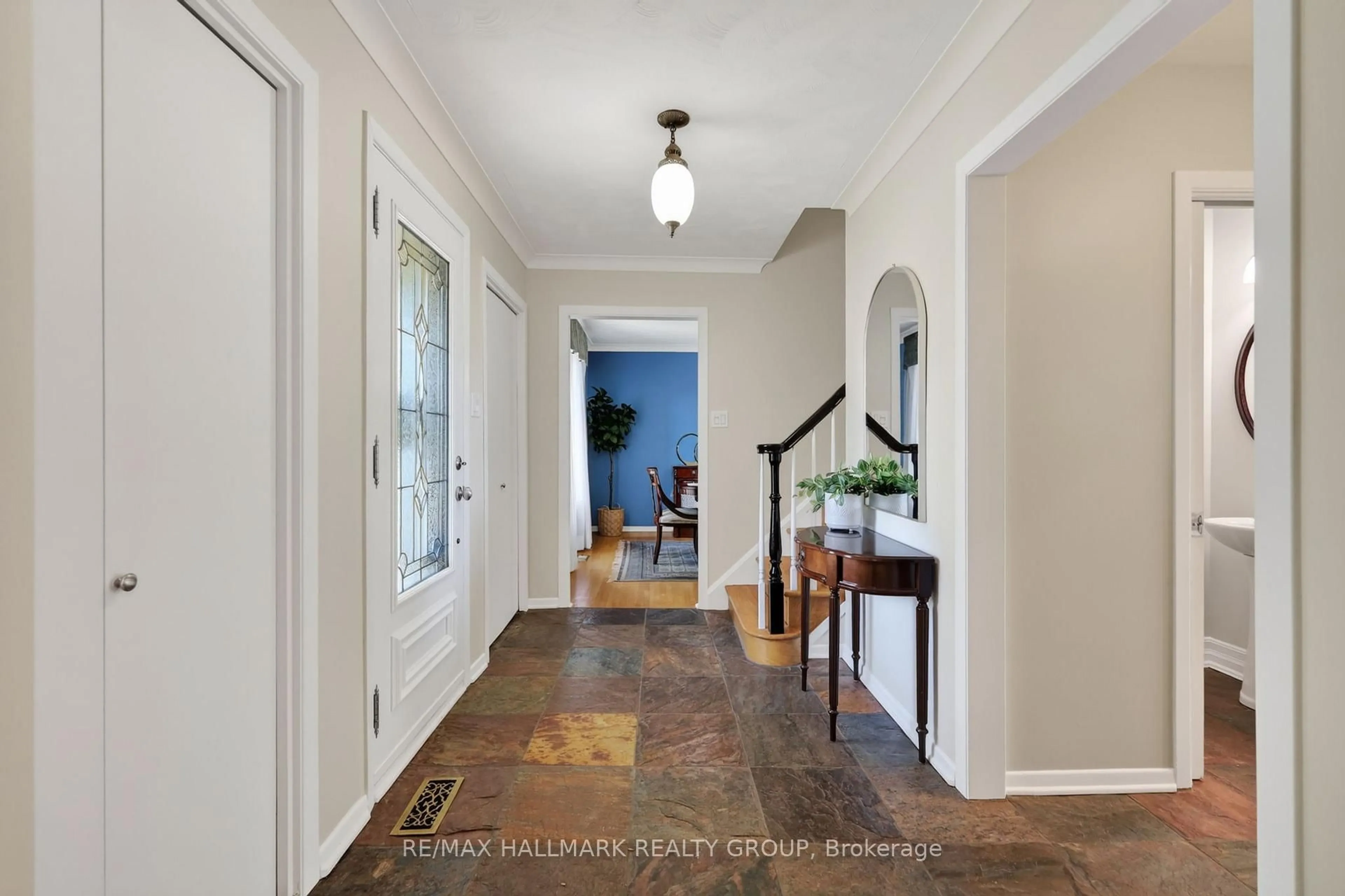 Indoor entryway for 1680 Rhodes Crt, Ottawa Ontario K1H 5S9