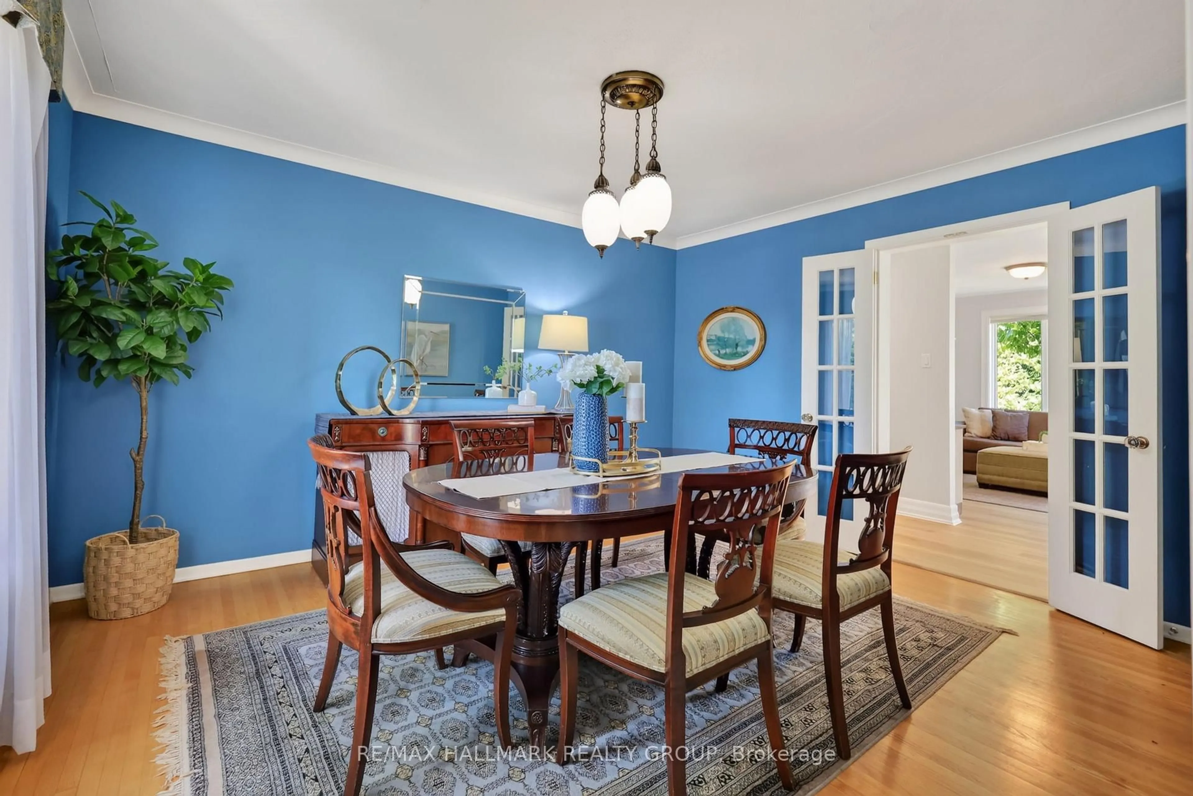 Dining room, wood/laminate floor for 1680 Rhodes Crt, Ottawa Ontario K1H 5S9