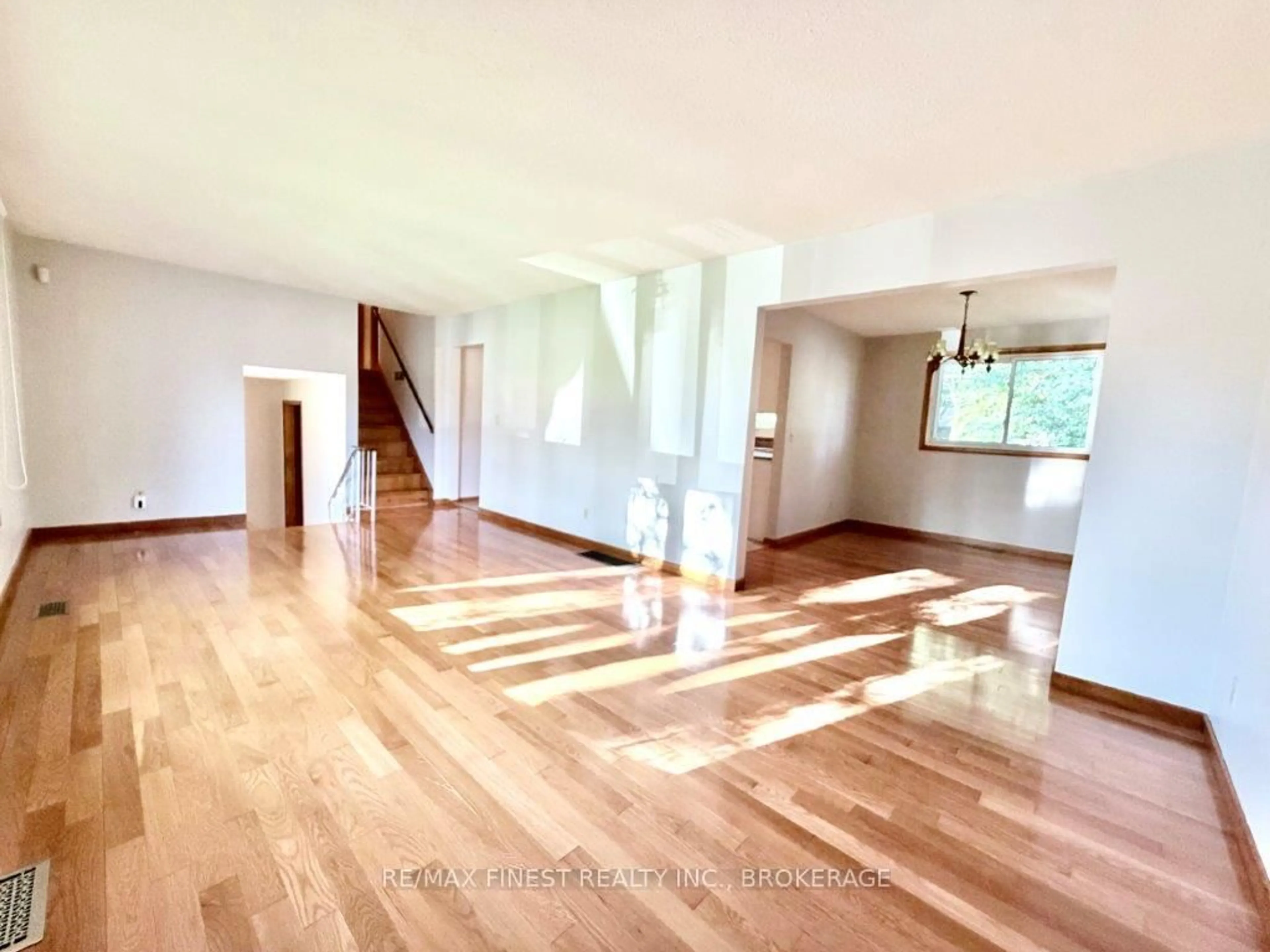 Indoor foyer for 744 Sussex Blvd, Kingston Ontario K7M 5B1