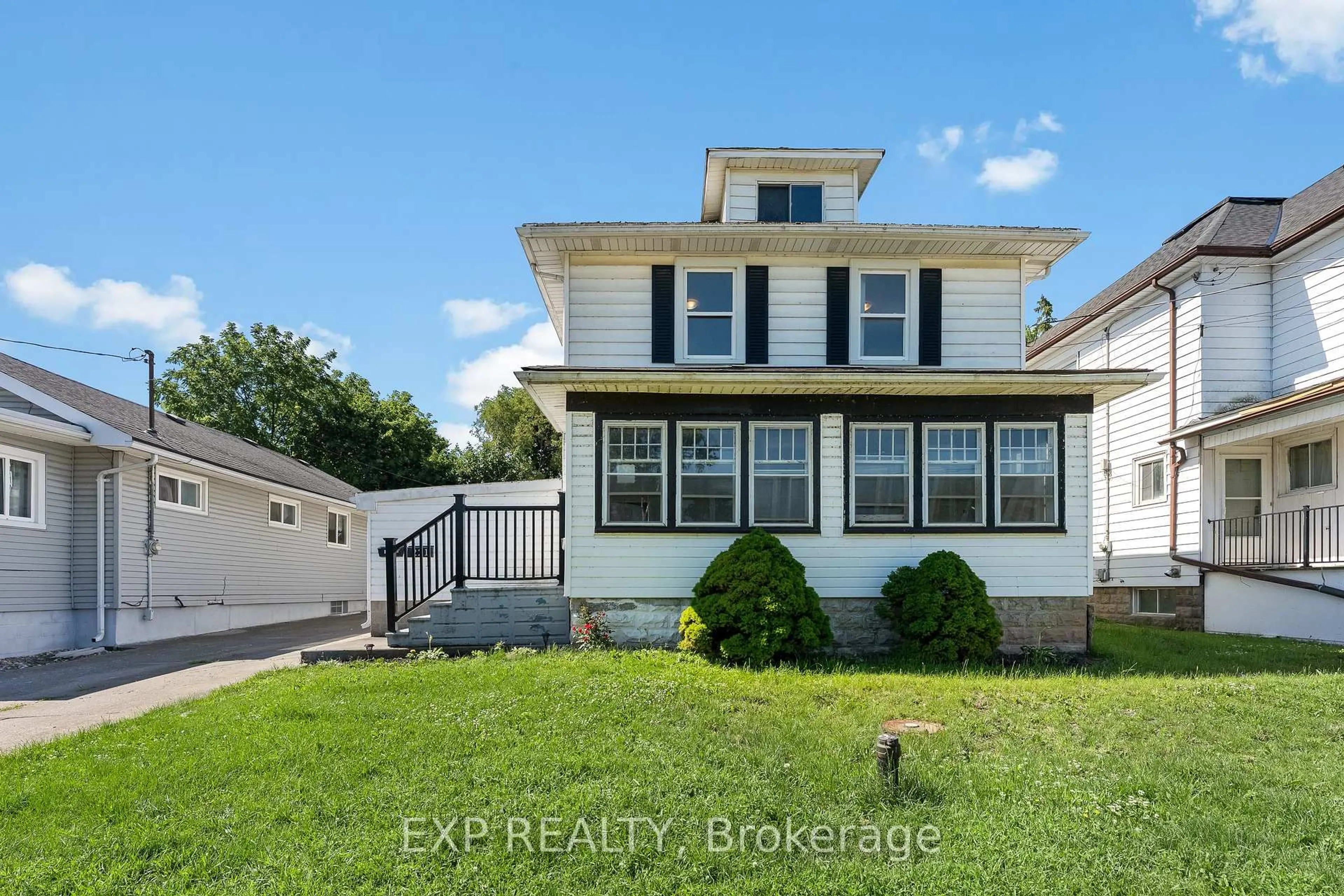 A pic from outside/outdoor area/front of a property/back of a property/a pic from drone, street for 221 Bowen Rd, Fort Erie Ontario L2A 2Y6