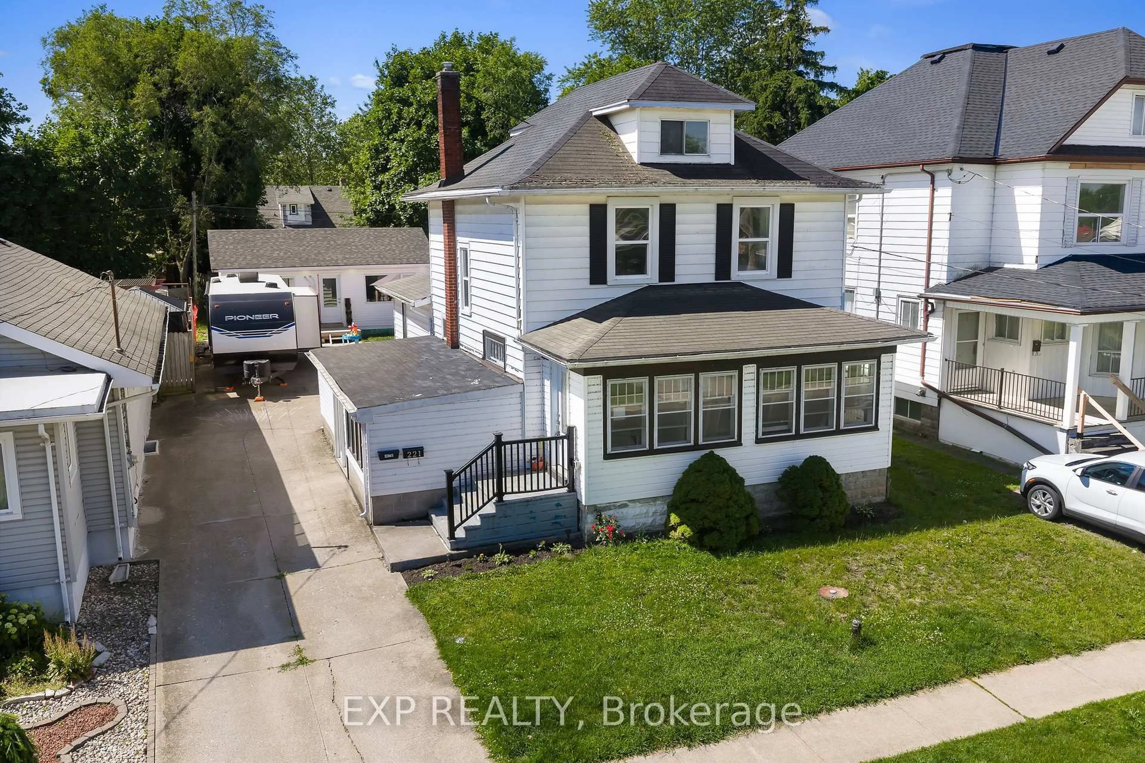 A pic from outside/outdoor area/front of a property/back of a property/a pic from drone, street for 221 Bowen Rd, Fort Erie Ontario L2A 2Y6