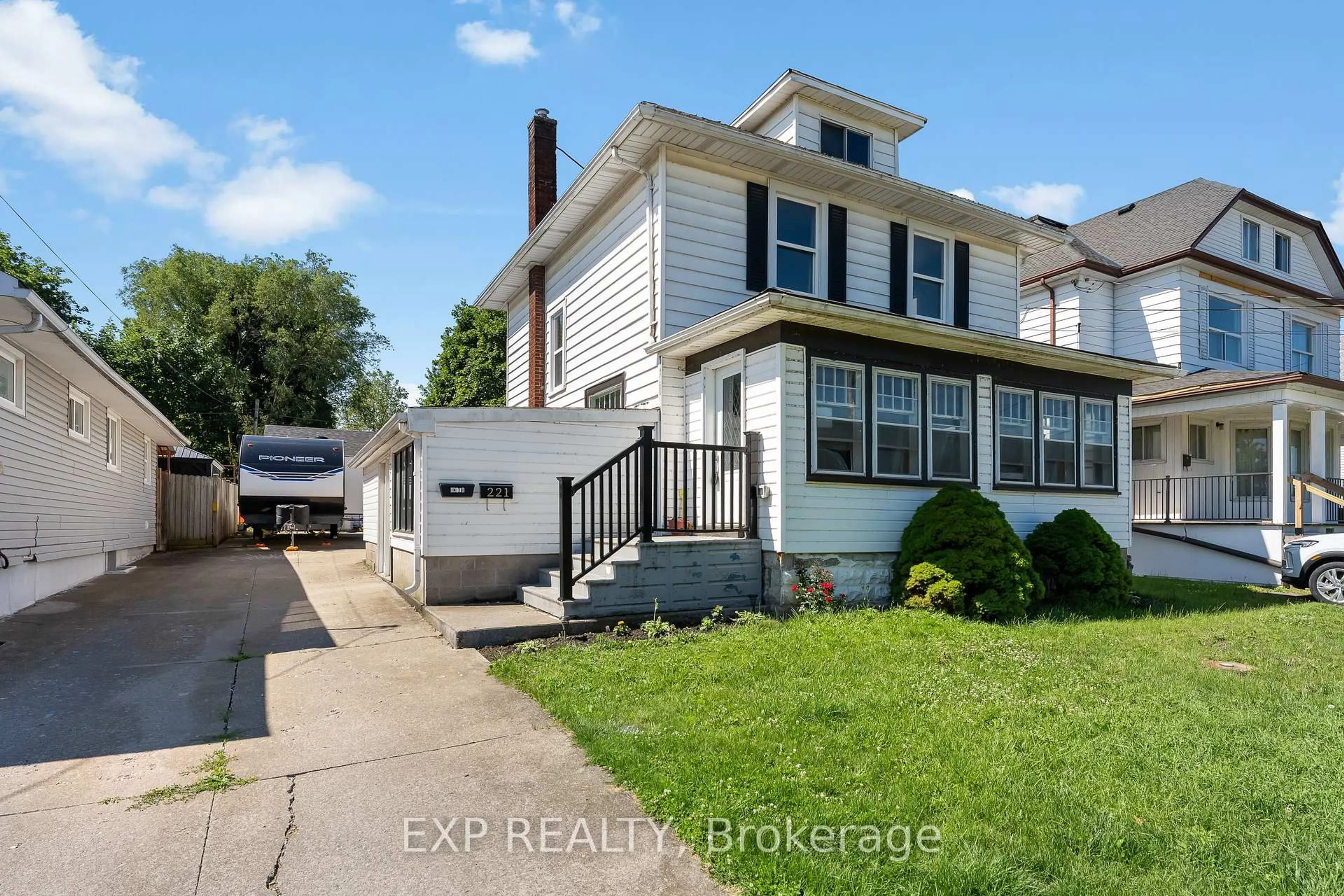 A pic from outside/outdoor area/front of a property/back of a property/a pic from drone, street for 221 Bowen Rd, Fort Erie Ontario L2A 2Y6