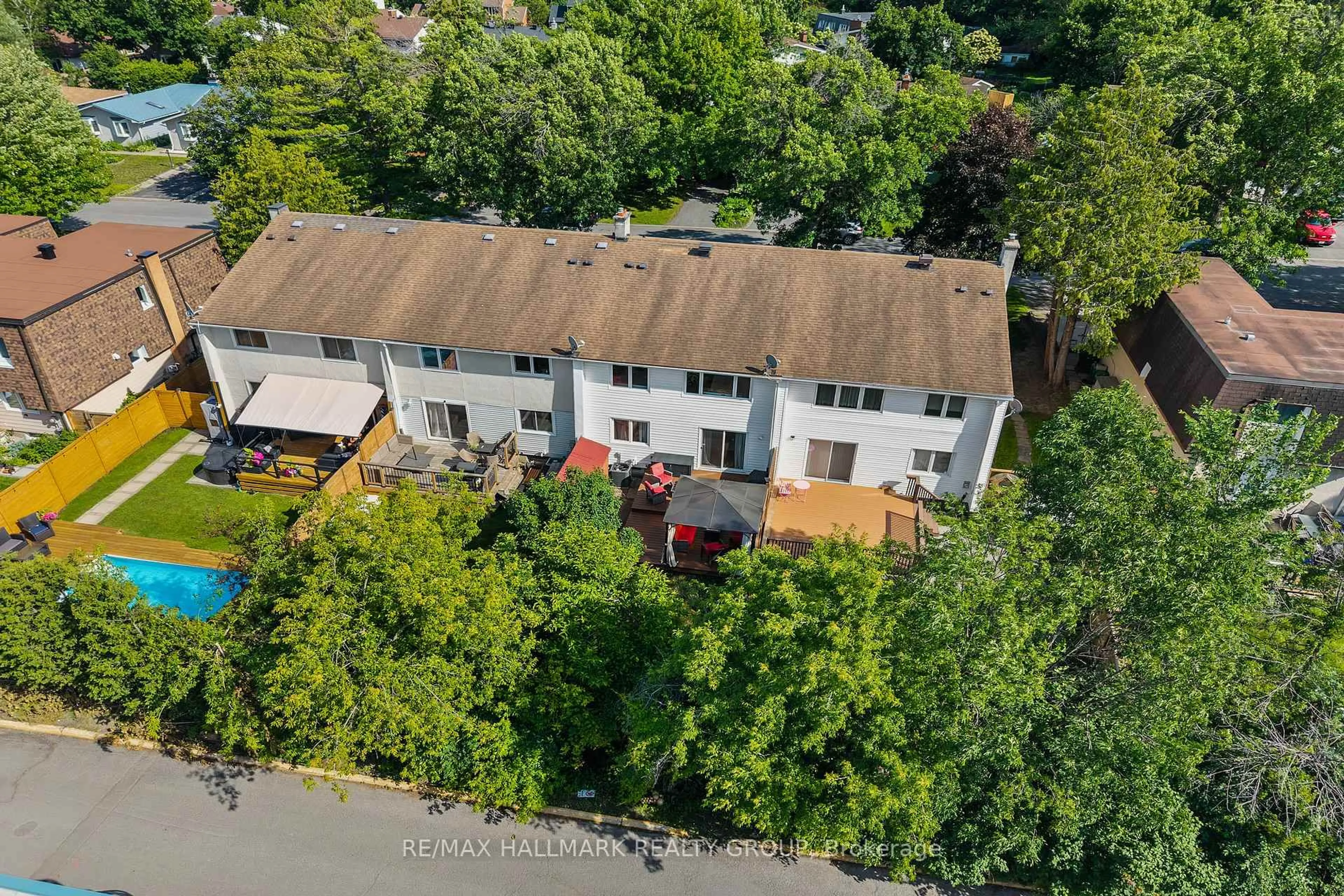 A pic from outside/outdoor area/front of a property/back of a property/a pic from drone, unknown for 23 Oberon St, Ottawa Ontario K2H 7X6