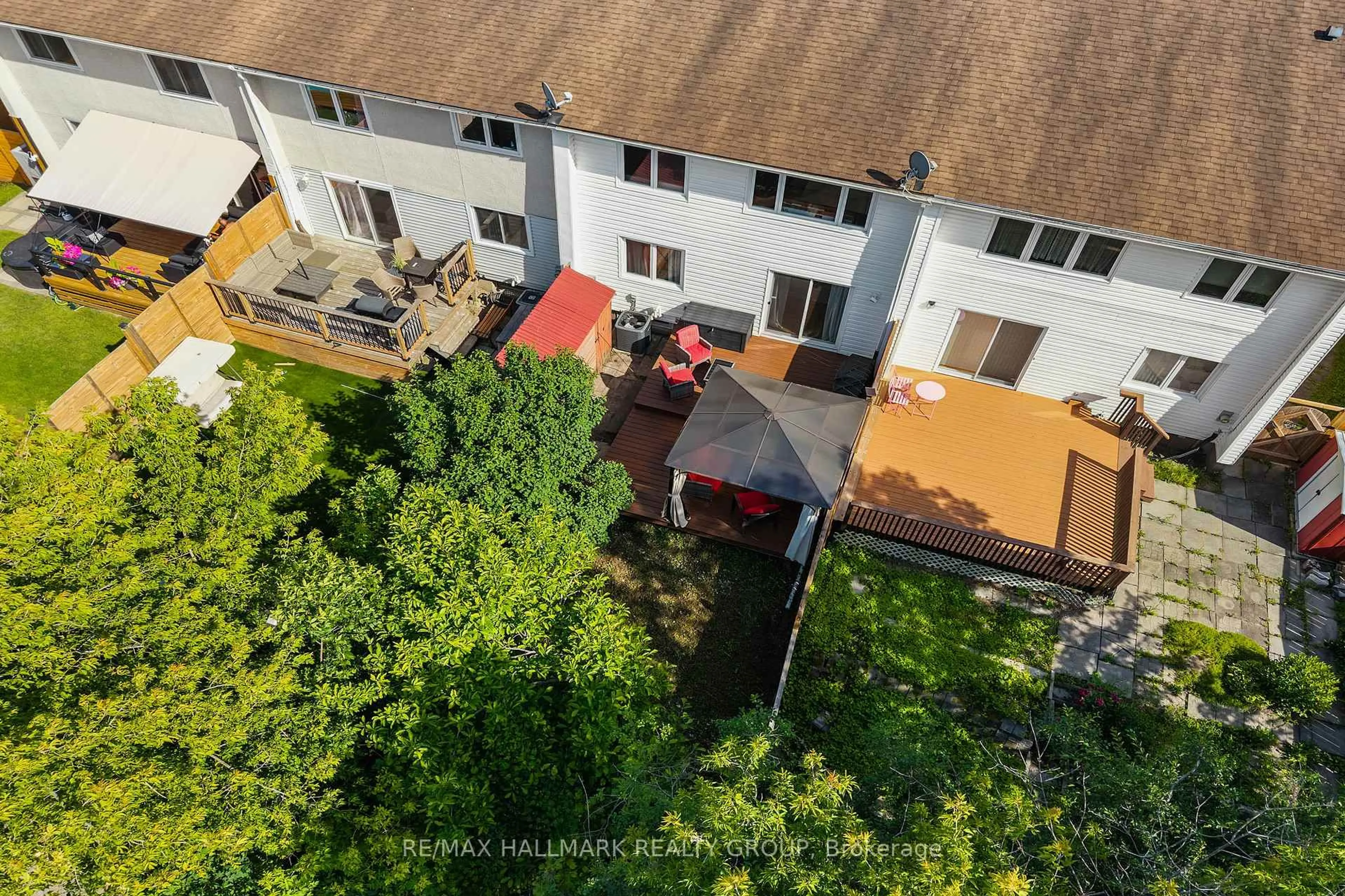 A pic from outside/outdoor area/front of a property/back of a property/a pic from drone, city buildings view from balcony for 23 Oberon St, Ottawa Ontario K2H 7X6