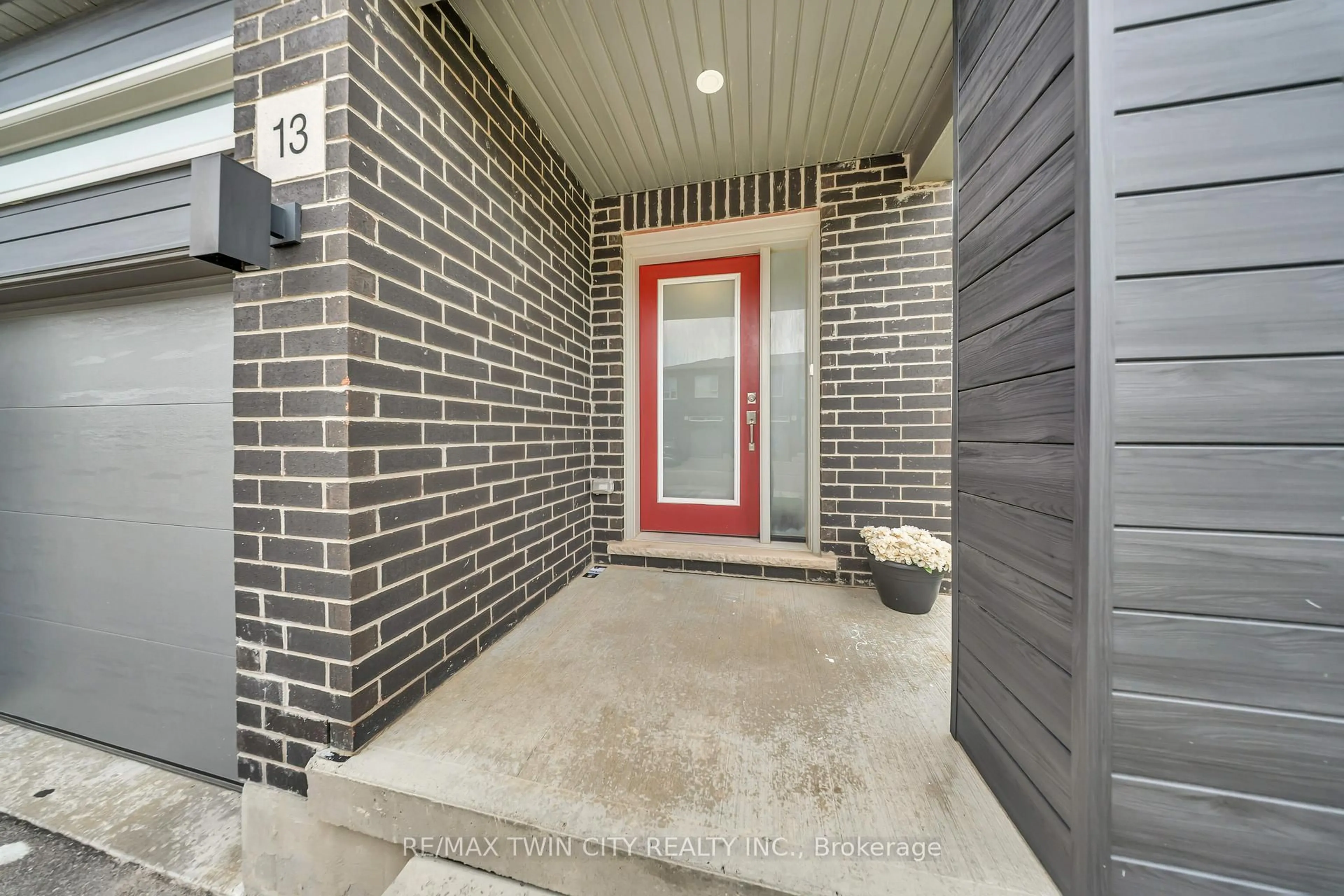 Indoor entryway for 13 Pony Way, Kitchener Ontario N2R 0R8