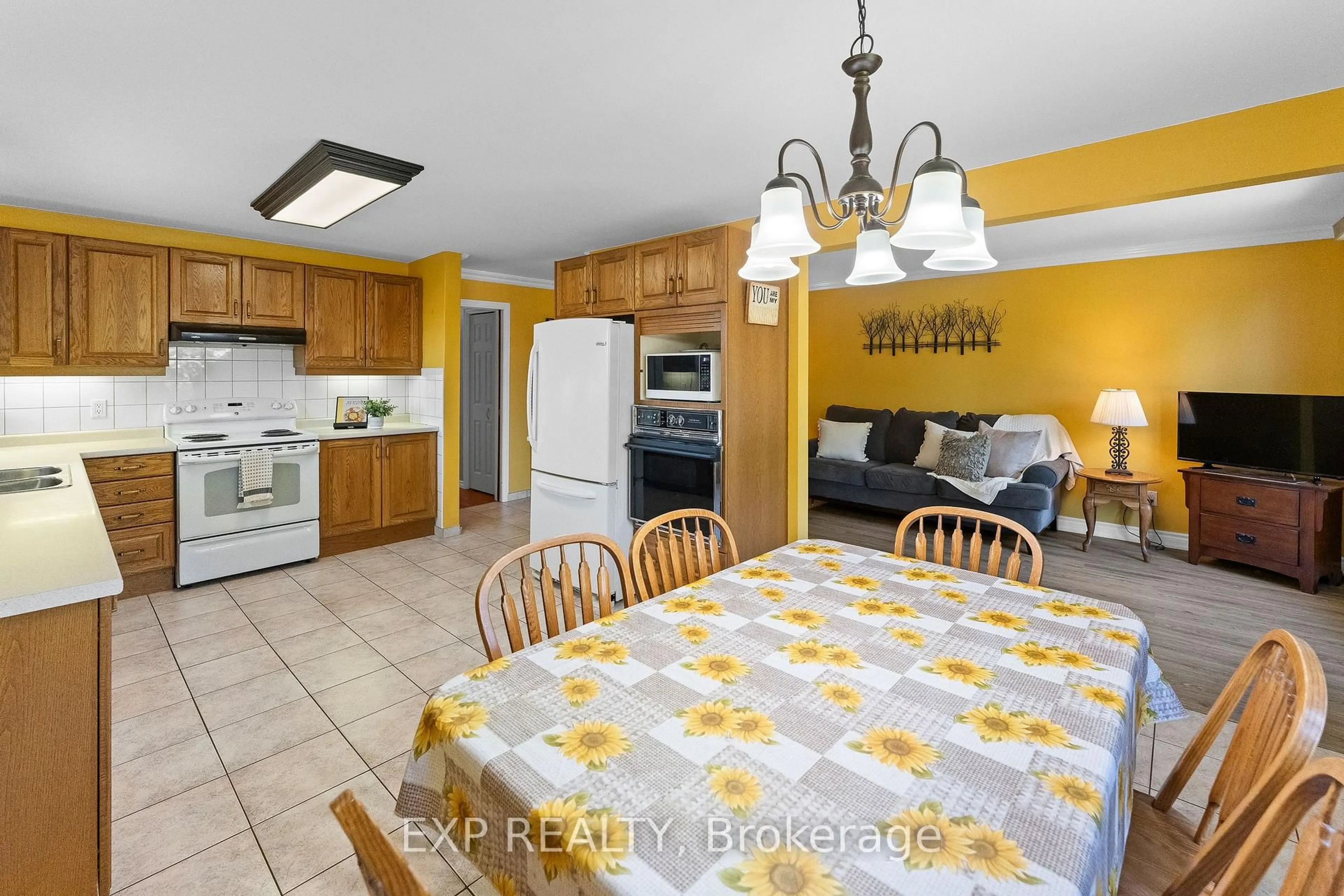 Standard kitchen, ceramic/tile floor for 4083 Brookdale Dr, Niagara Falls Ontario L2H 2A9